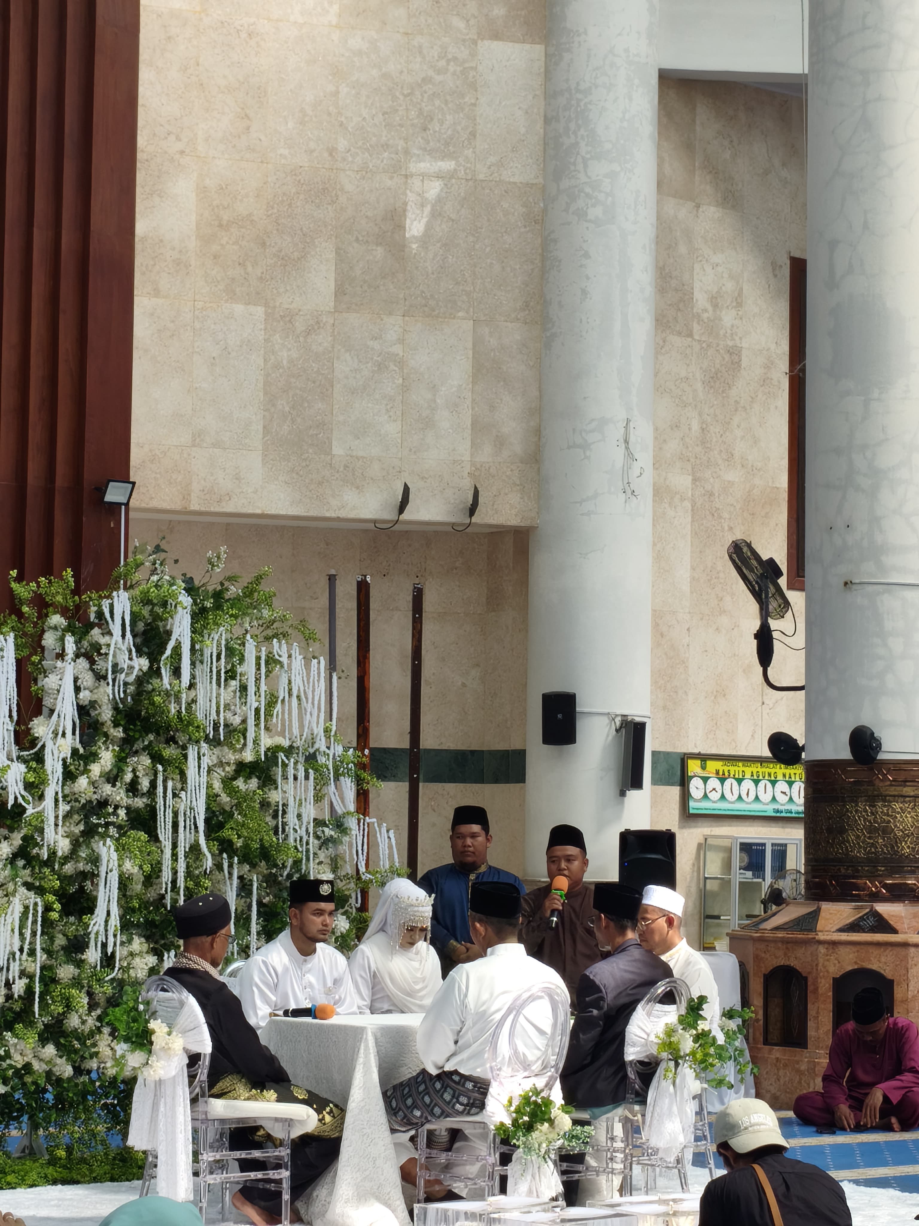 Momen Syahadat Warnai Akad Nikah Putri Staf KUA Bunguran Timur di Masjid Agung