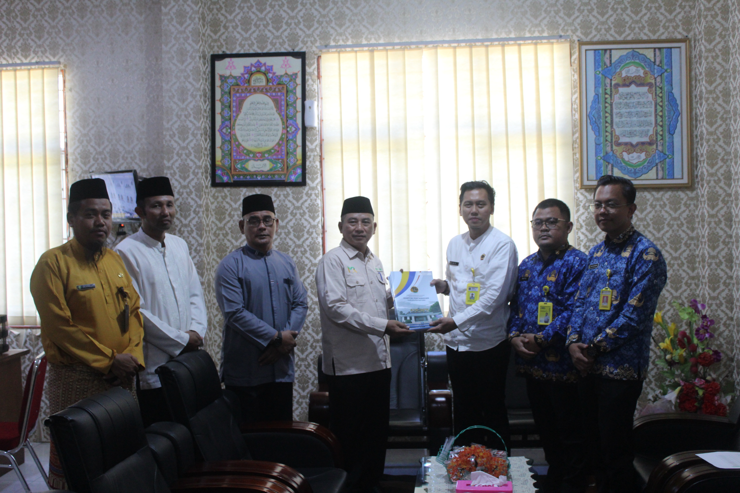 Percepat Sertifikasi Aset Keagamaan, Kemenag Natuna Terima 19 Sertifikat Tanah dari BPN