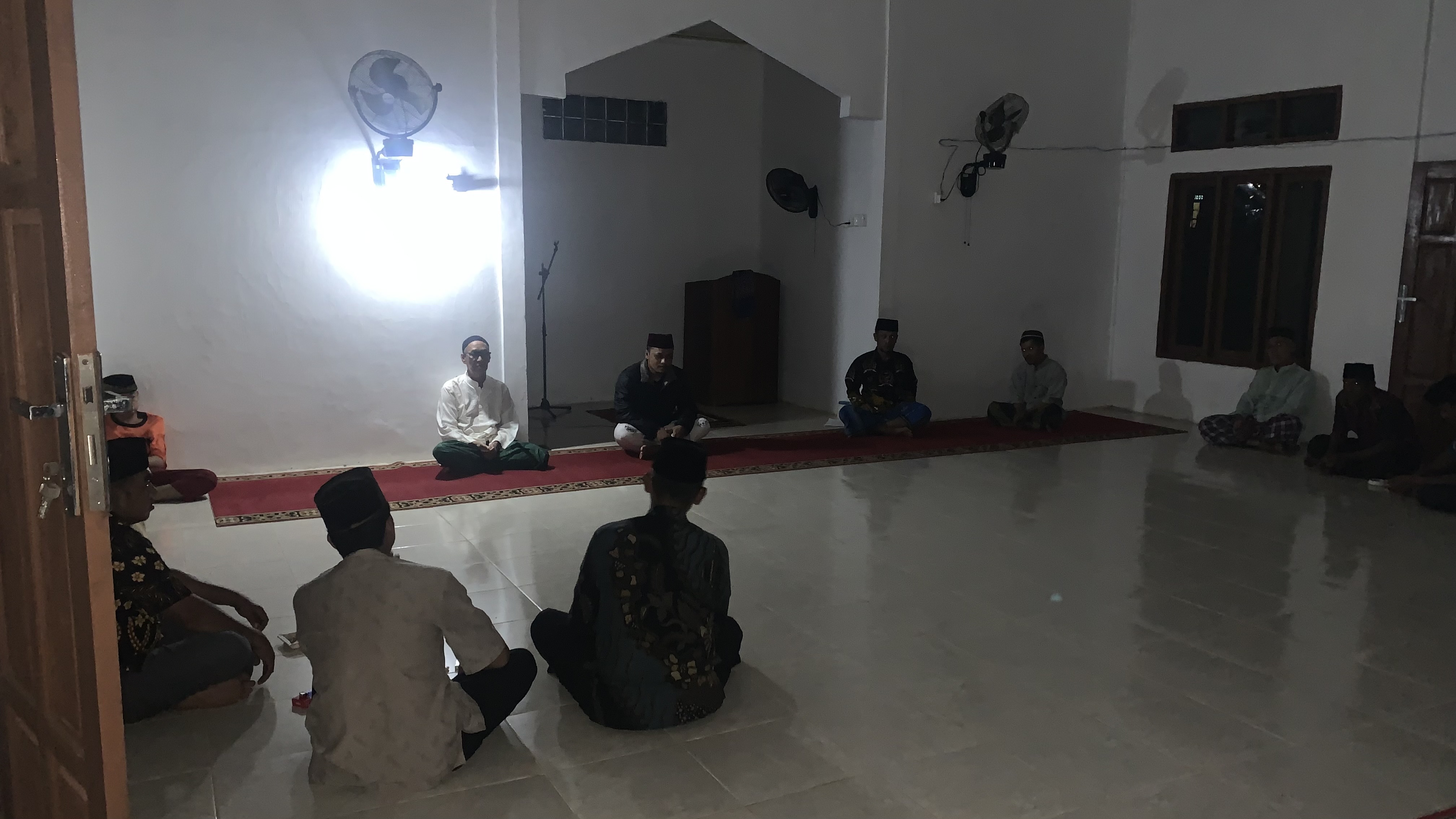 Mati Lampu Tak Halangi Pengajian, Penyuluh Agama KUA Midai Tetap Isi Acara dengan Khusyuk