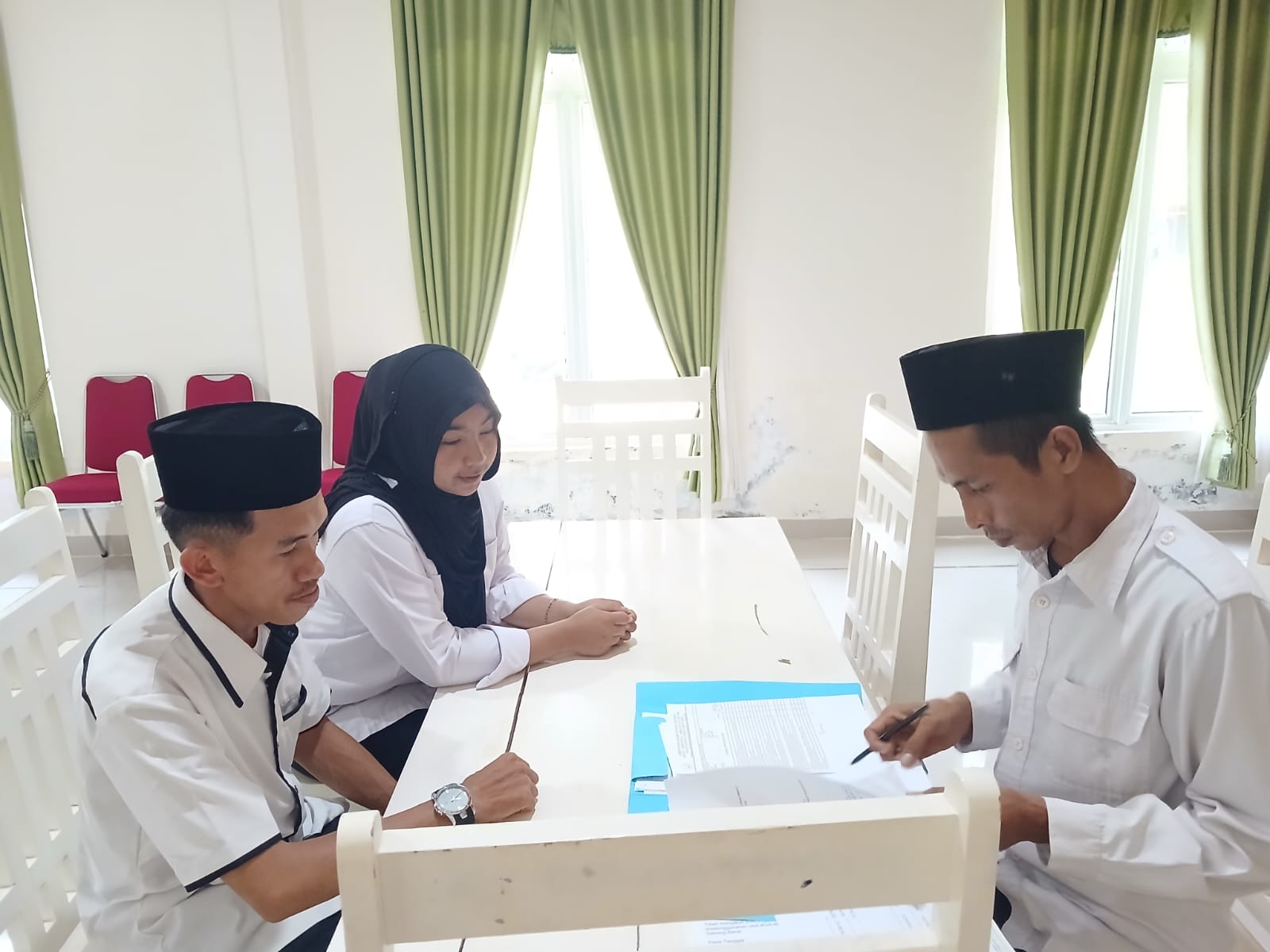 Peran Krusial Penata Layanan Operasional KUA Midai dalam Memastikan Kelengkapan Berkas BINWIN
