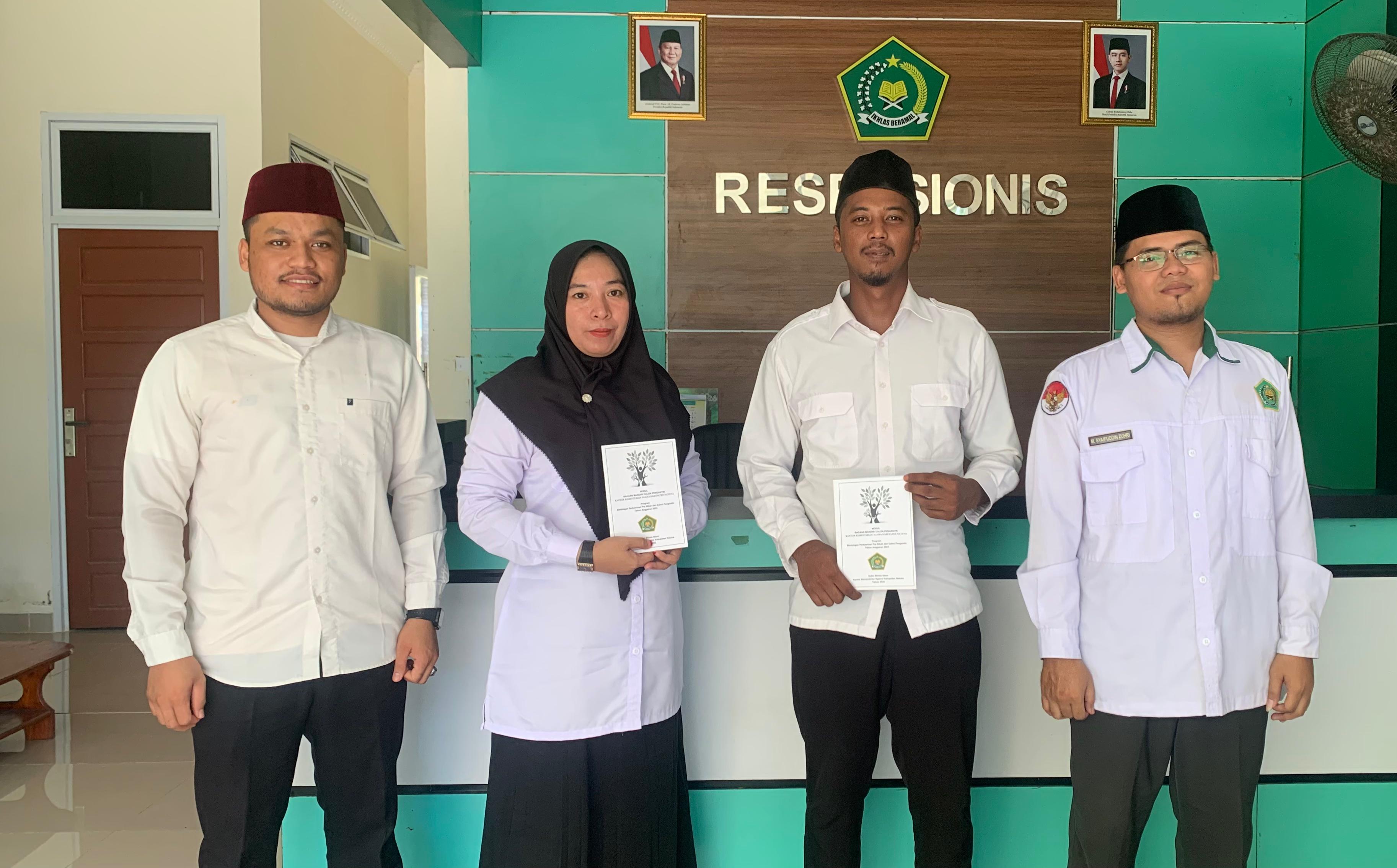 KUA Midai Serahkan Modul Bacaan Mandiri Calon Pengantin Usai BIMWIN