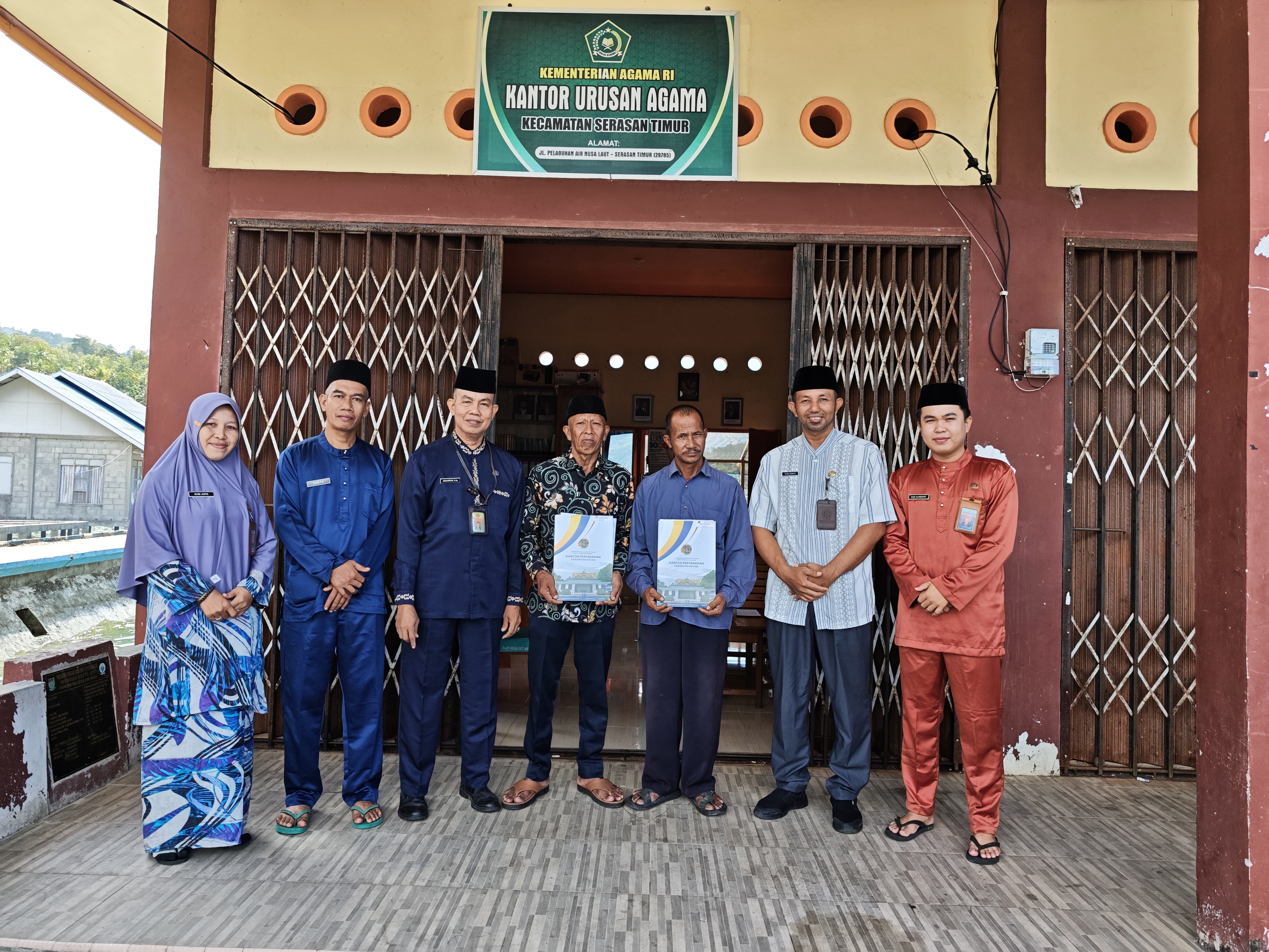 Langkah Nyata Pengamanan Aset, Penyelenggara Zakat Wakaf Kemenag Natuna Serahkan Sertifikat Tanah Wakaf