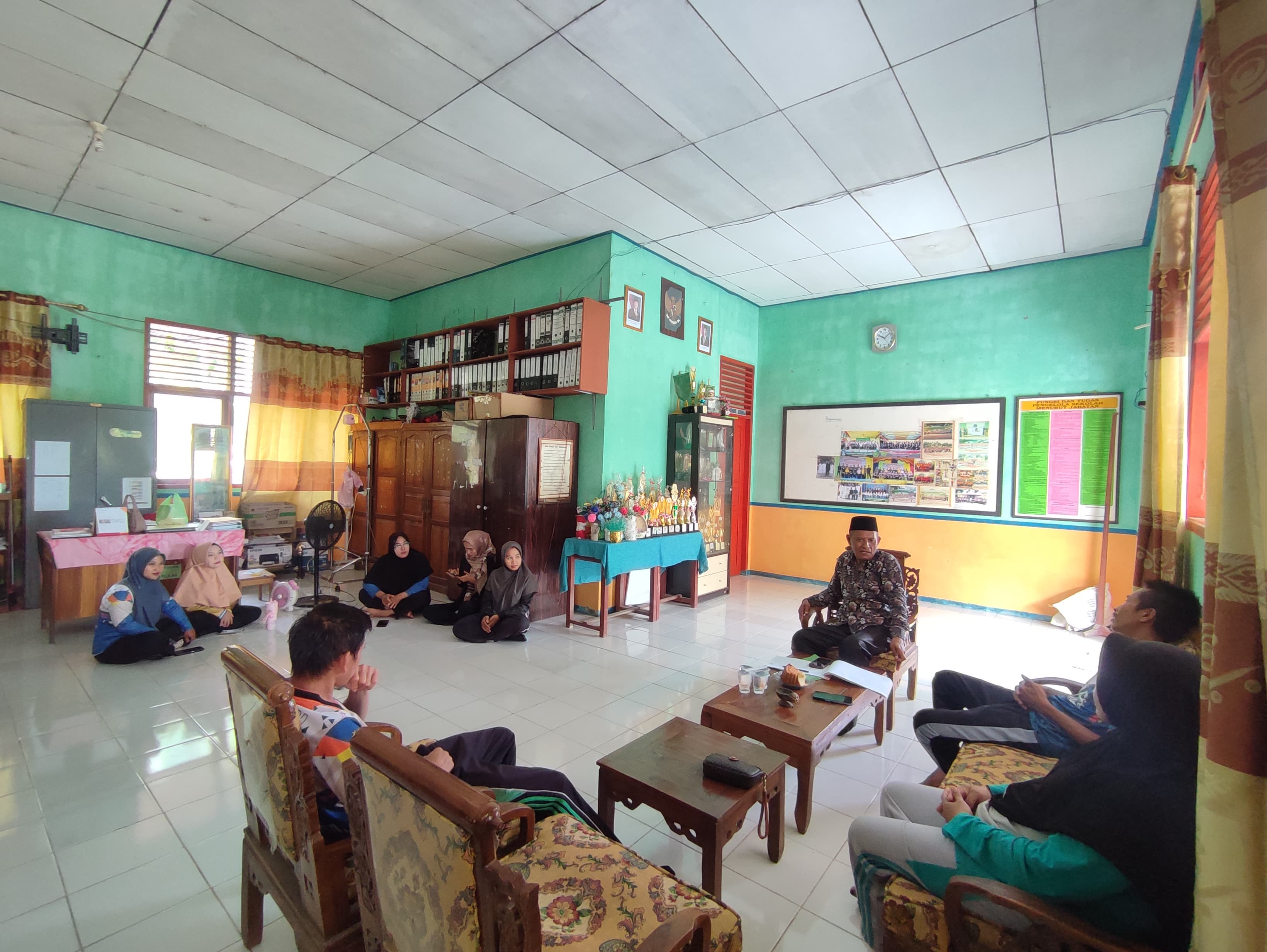 Kunjungan Pengawas Madrasah Rinaldi Dorong Kreativitas Guru di MA Bustanul Ulum Midai
