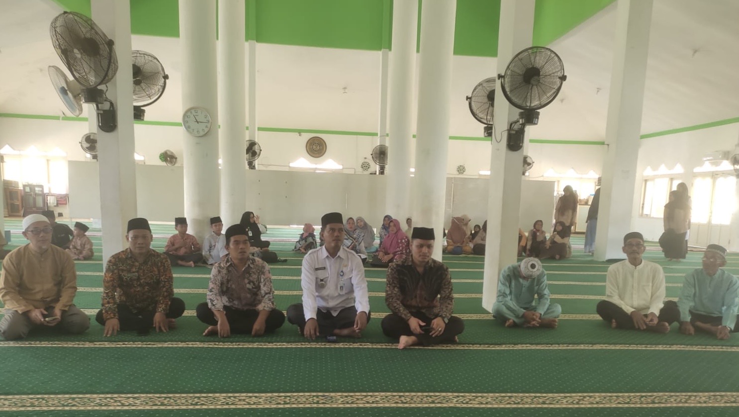 Berbagi Kasih untuk 37 Anak Yatim Piatu, KUA Midai Hadiri Kegiatan Santunan Alumni SMPN 1 Midai Angkatan 1976