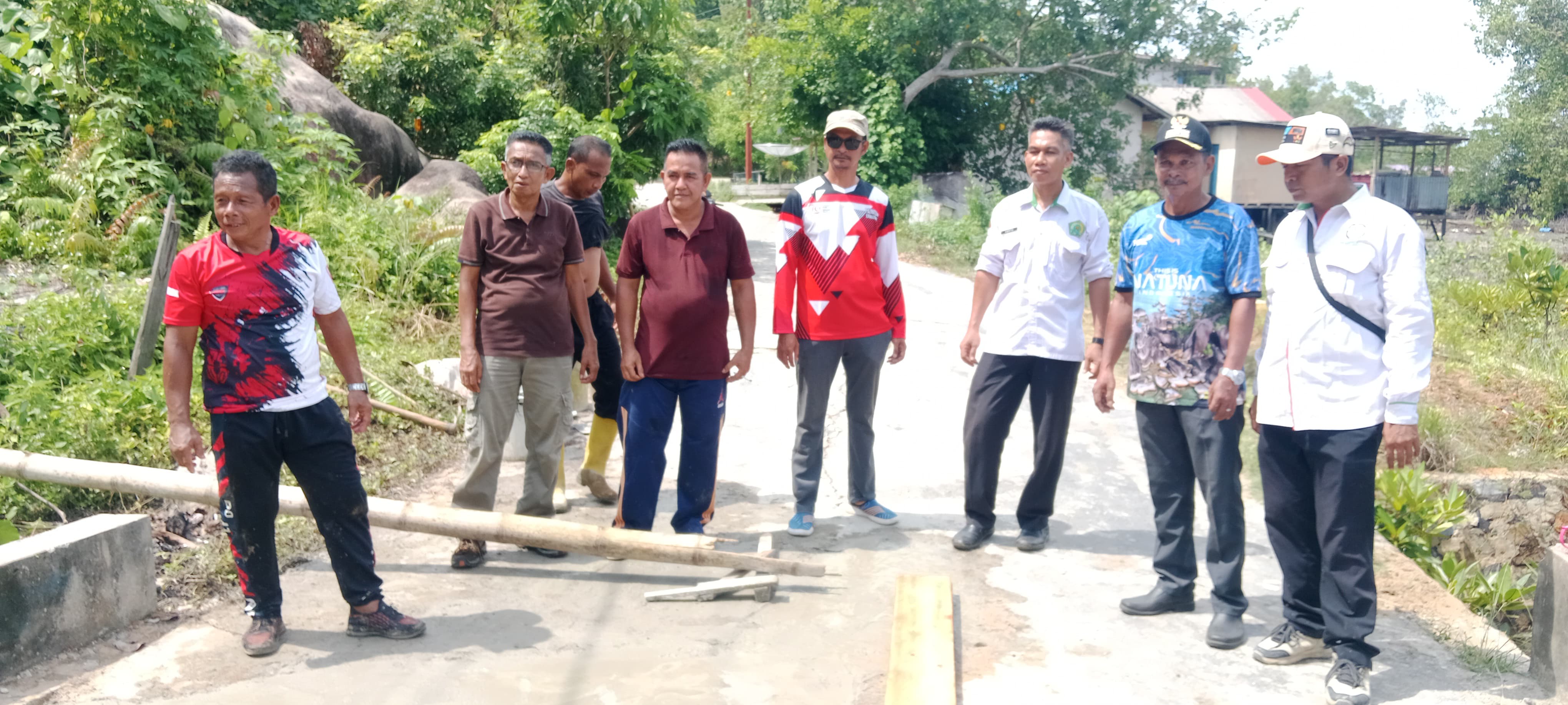 Semangat Gotong Royong di Serasan Timur: Staf KUA, Camat, Sekcam dan Kades Bersatu Perbaiki Jalan Rusak Desa Arung Ayam