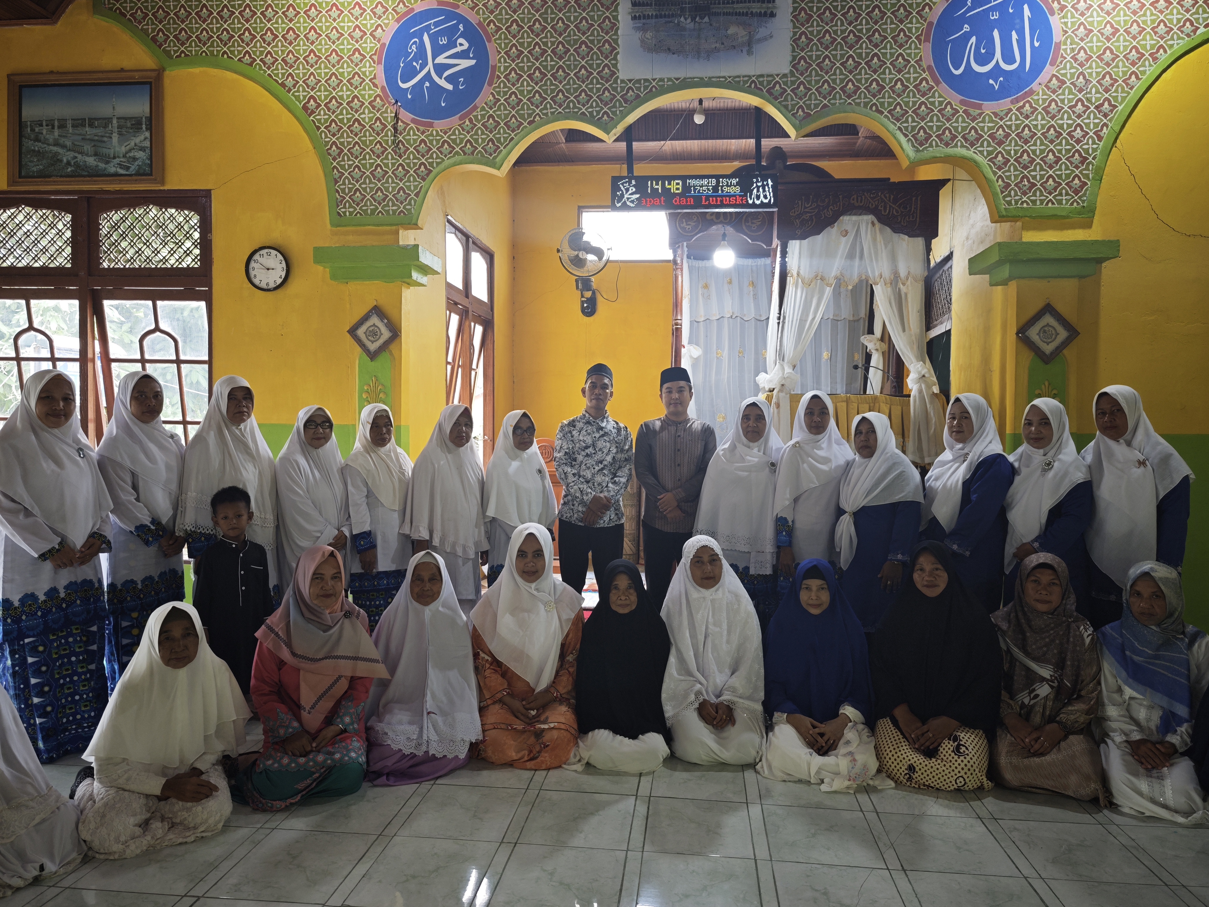 Wanita yang Dirindukan Surga: Penghulu KUA Serasan Timur Isi Ceramah BKMT di Masjid Nurul Hikmah