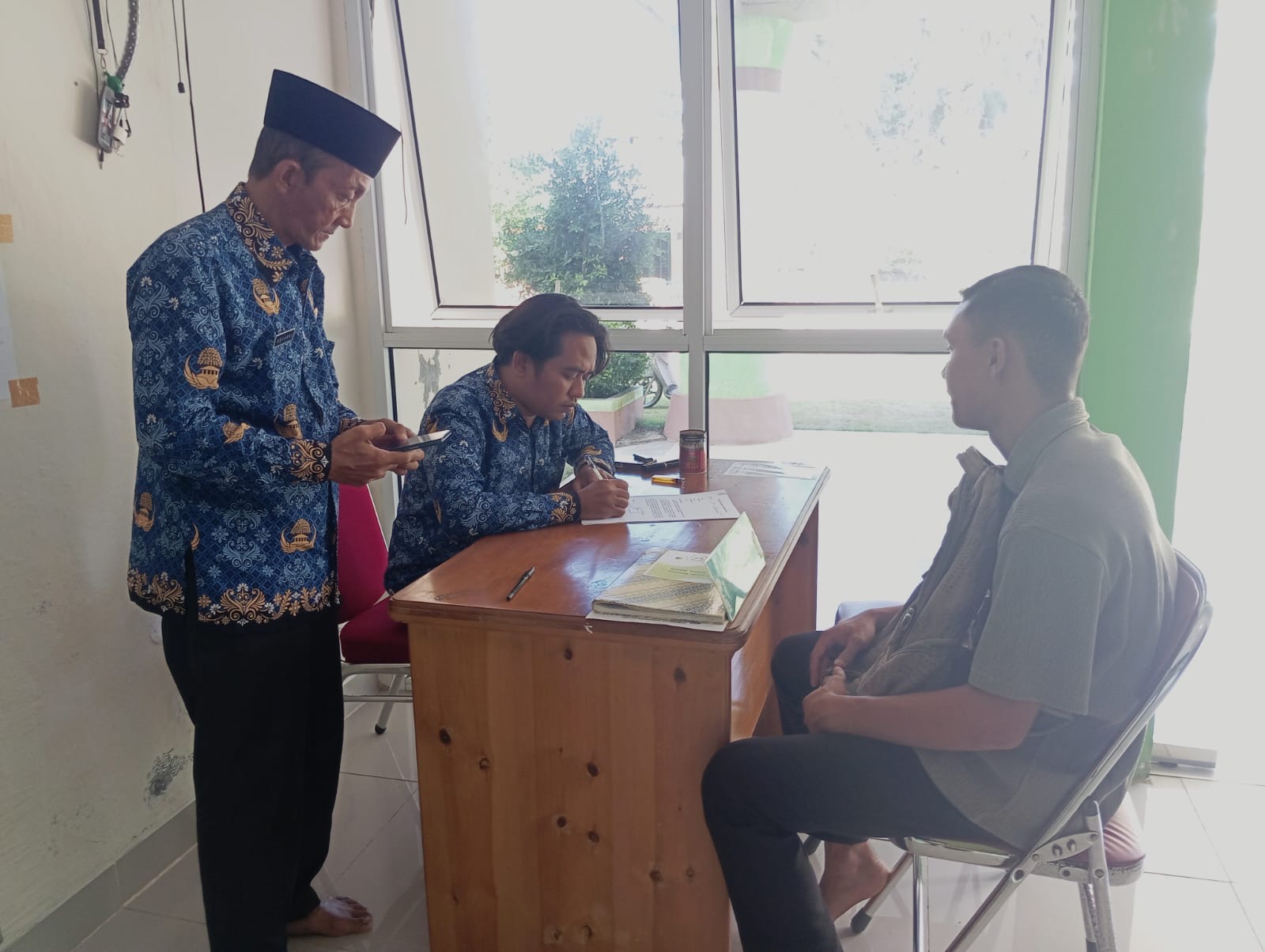 Kepala KUA Midai Dukung Semangat Generasi Muda Ikuti Seleksi TNI AU Melalui Layanan Administrasi Prima