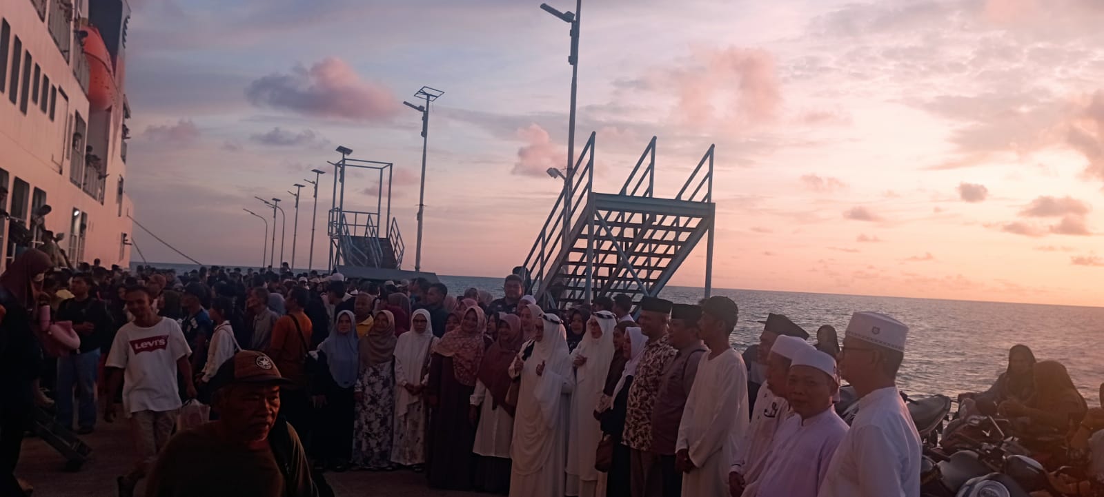 Kehadiran KUA Midai Warnai Penyambutan Jamaah Haji di Pelabuhan WK Midai