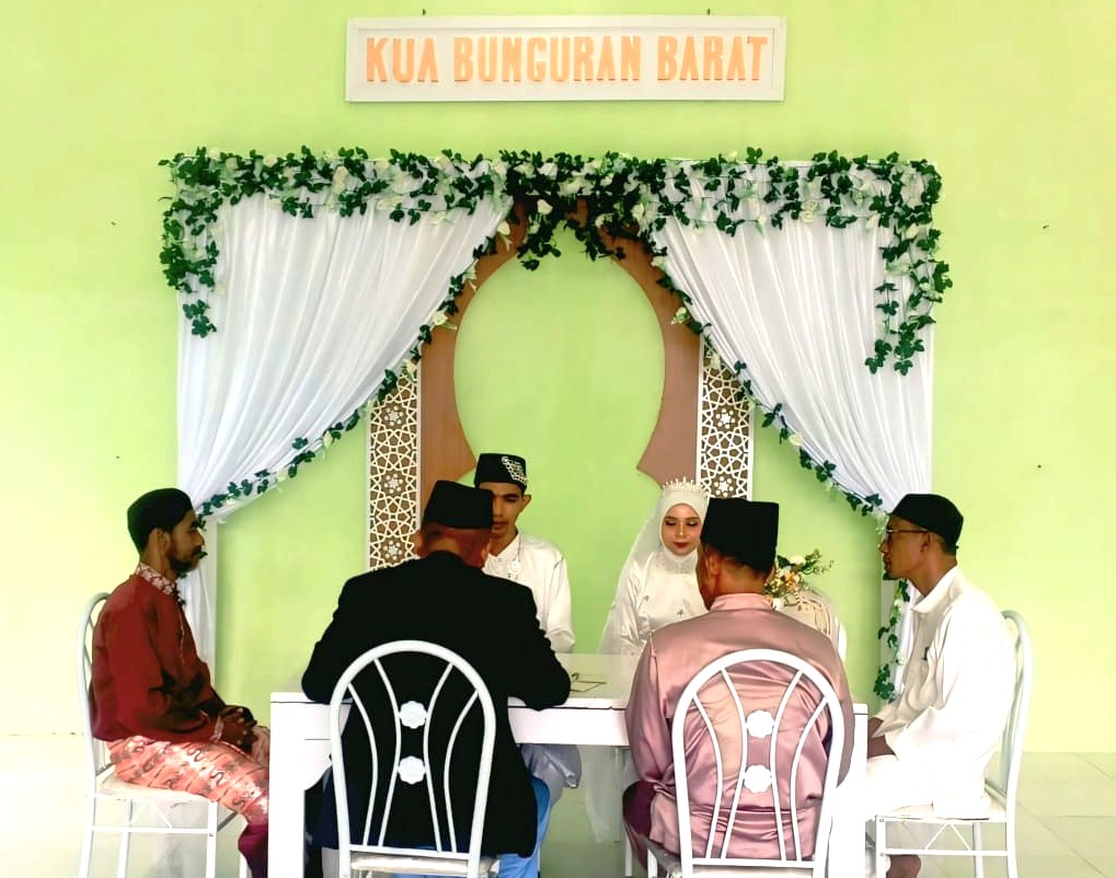 Awali Perjalanan Rumah Tangga, Pasangan Pengantin Laksanakan Akad Nikah di KUA Bunguran Barat