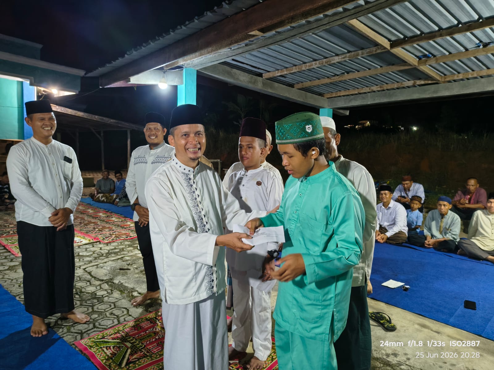 Program UPZ Peduli, UPZ KUA Bunguran Tengah Beri Santunan Penyandang Disabilitas pada Peringatan 10 Muharram 1448 H.
