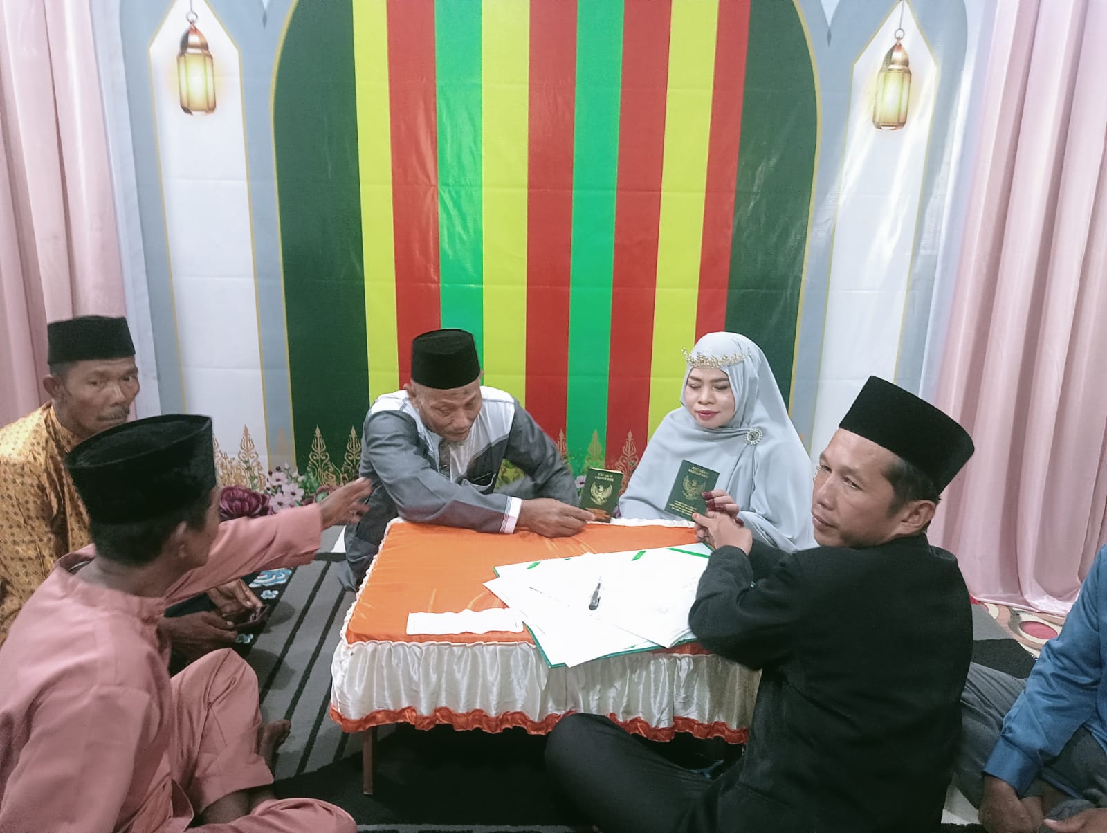 Cinta Tak Kenal Usia: Pasangan Paruh Baya Resmi Menikah di KUA Bunguran Tengah