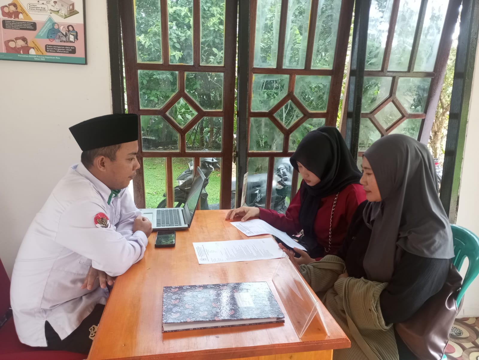 Staf KUA Bunguran Tengah Layani Pendaftaran Nikah Sesuai SOP Demi Tertib Administrasi
