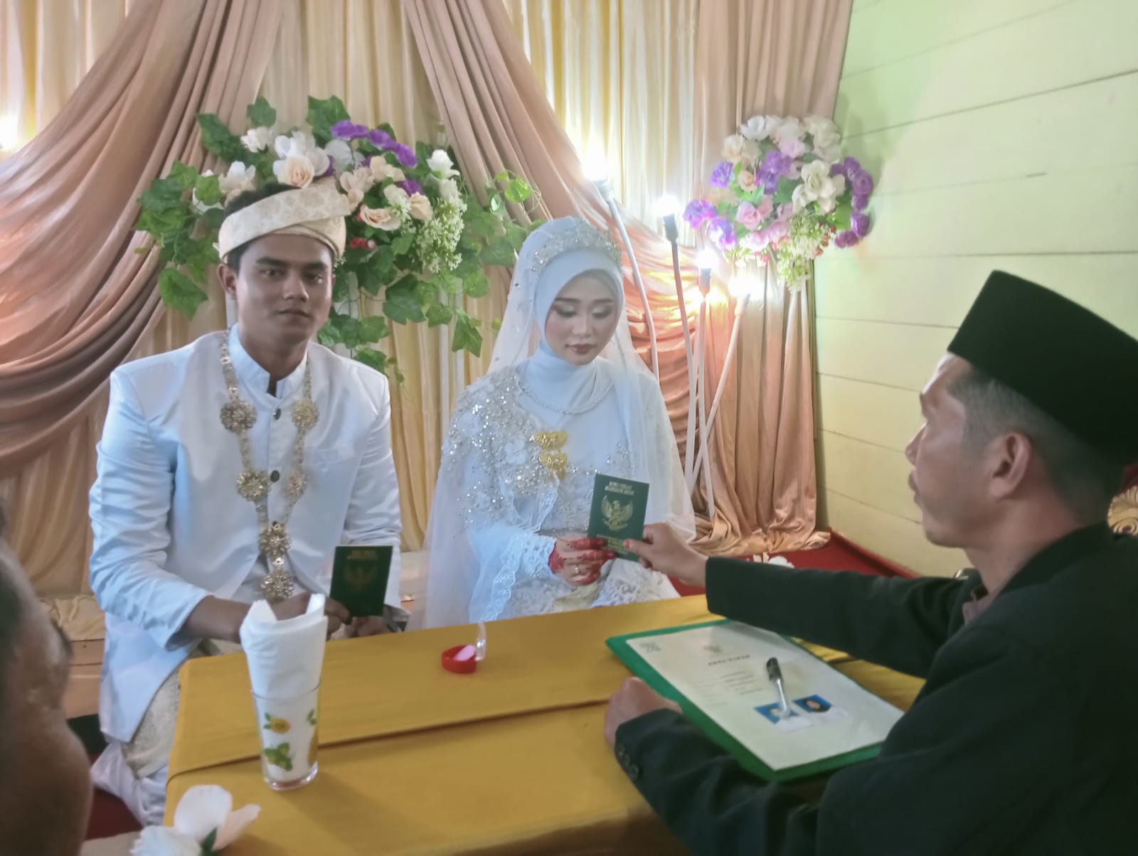 Pelayanan Prima, KUA Bunguran Tengah Sahkan Nikah Pasangan Surya dan Veni di Desa Air Lengit