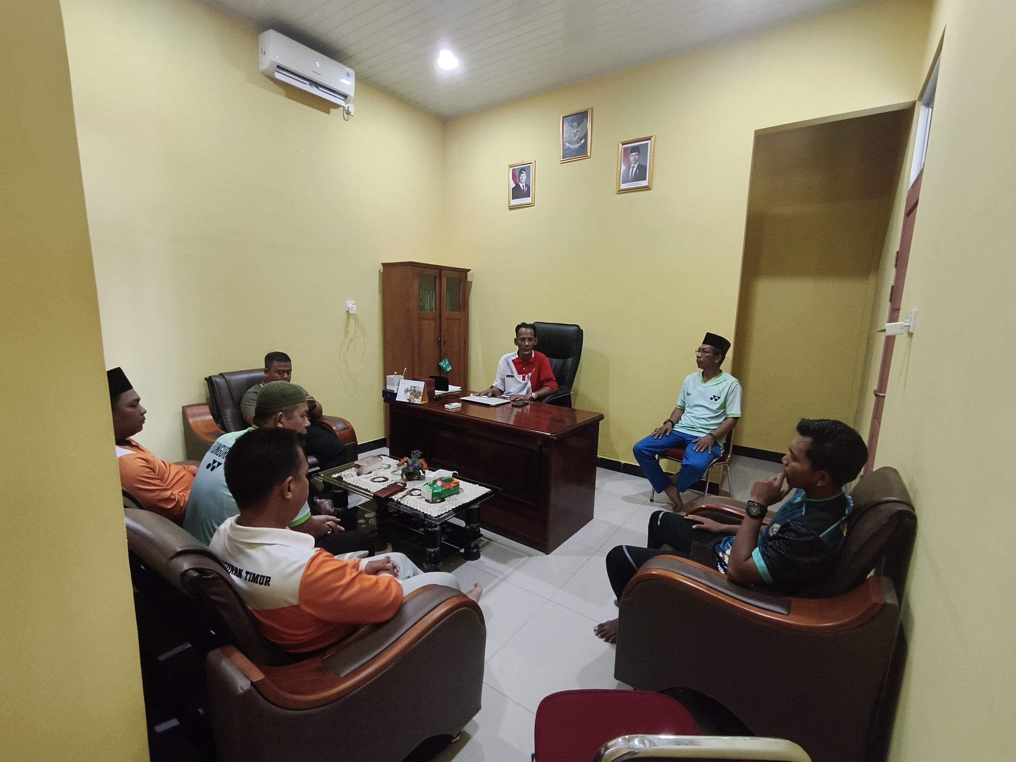 Tingkatkan Akuntabilitas Layanan, KUA Bunguran Timur Gelar Rapat Evaluasi Kinerja Triwulan II