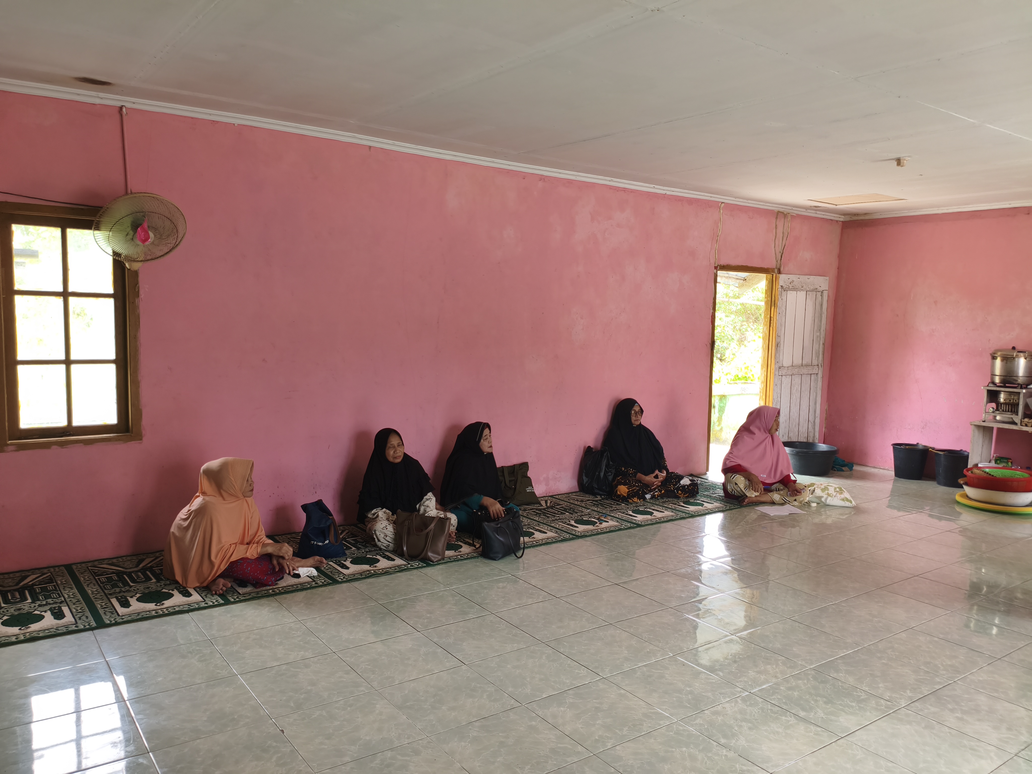 Kupas Mitos dan Fakta Amalan Muharram, Penyuluh KUA Bunguran Timur Dampingi Ibu-Ibu Masjid An-Nur