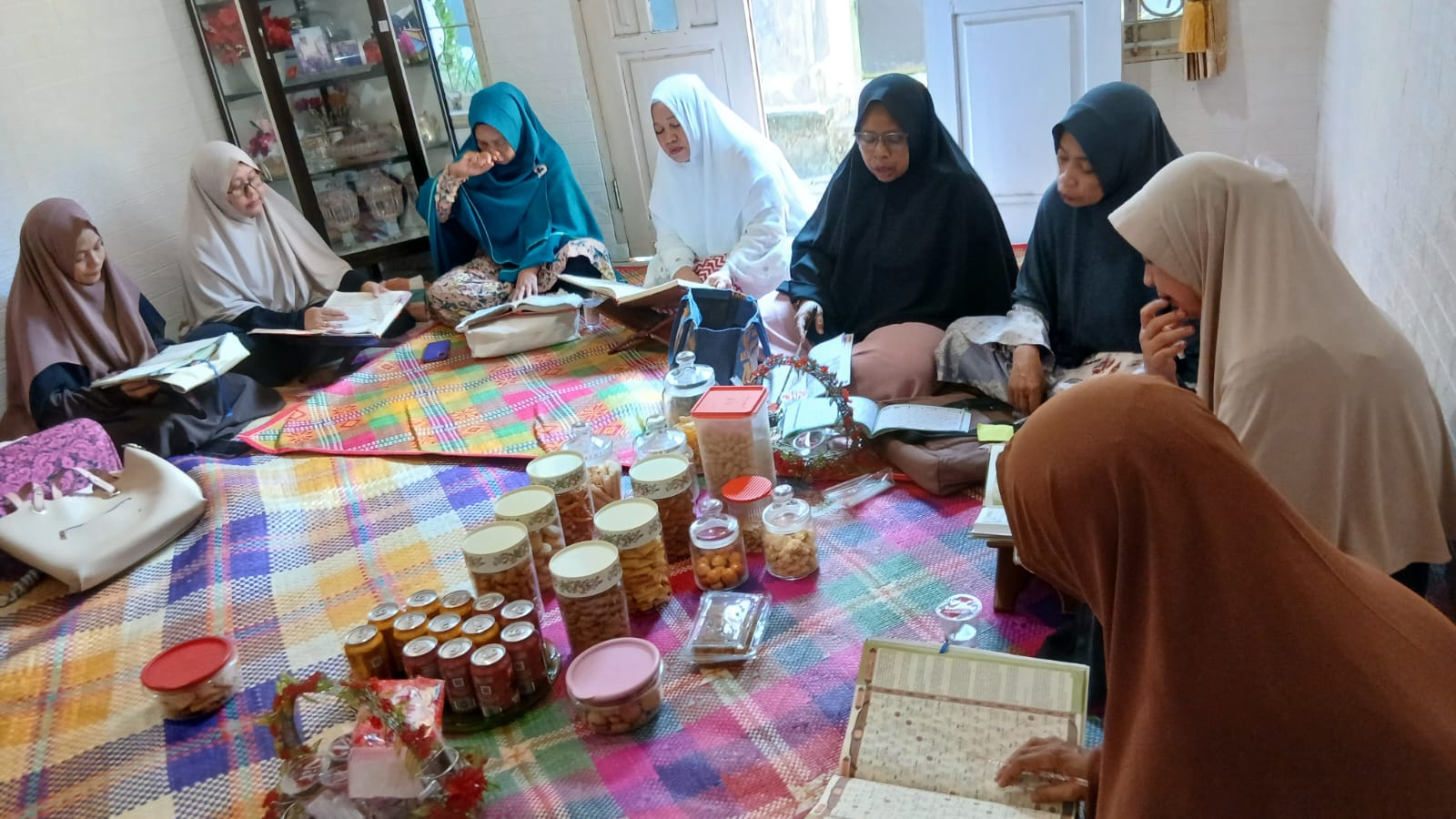 Jadwal Bergeser, Semangat Jemaah Pengajian Al-Husna Batu Hitam Ikuti Kelas Tahsin Bersama Penyuluh KUA Tetap Tinggi
