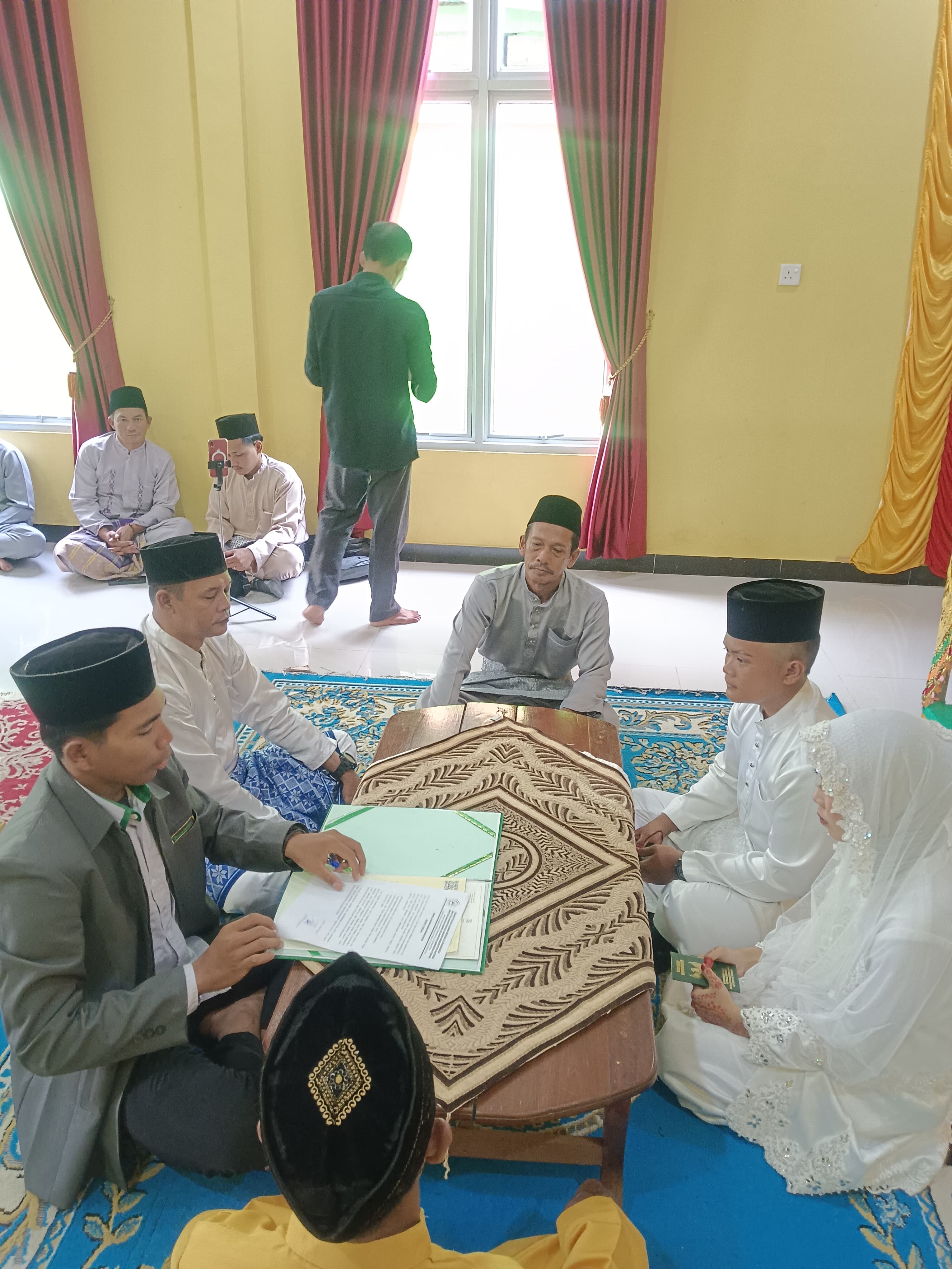Pimpin Akad Nikah Are dan Desita, Penghulu KUA Bunguran Timur Titipkan Materi Ketahanan Keluarga