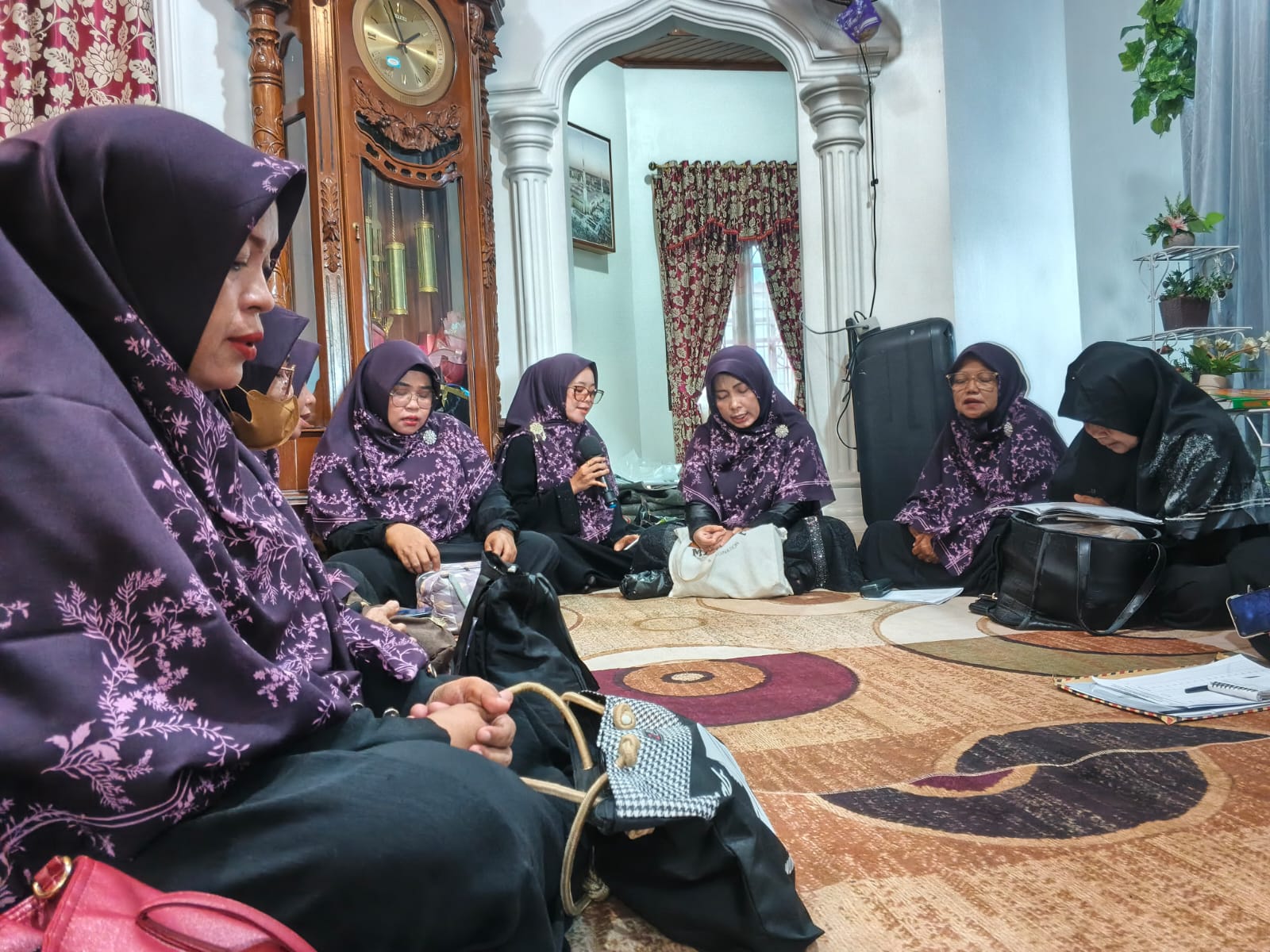 Kupas Adab Memuliakan Tamu, Penyuluh KUA Bunguran Timur Berikan Pembinaan di Majelis Taklim Cinta Sholawat Natuna