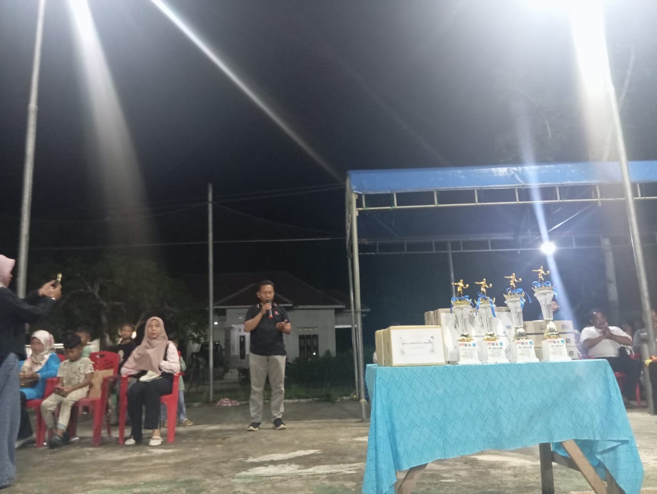 Staf KUA Bunguran Tengah Moch Fandholi Pimpin Doa Bersama dalam acara Penutupan Turnamen Bola Voli Tingkat Kecamatan Bunguran Tengah