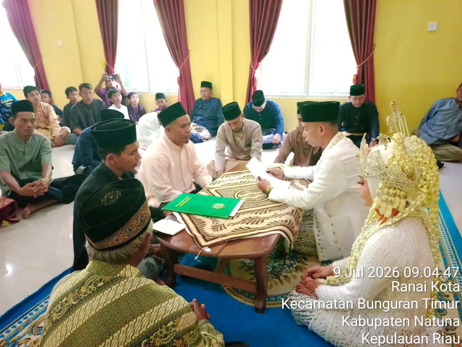 Sah Secara Syariat dan Hukum Negara, Penghulu KUA Bunguran Timur Titipkan Nasihat Penting 'Mitsaqan Ghalizha' untuk Pasangan Rendy dan Neng Tia
