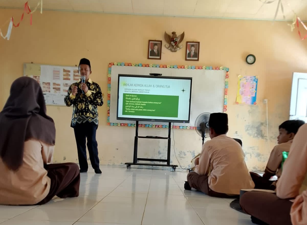 Staf KUA Bunguran Tengah Sholeh Jadi Pemateri Akhlak pada MATSAMA MTs Baburrahmah Air Lengit