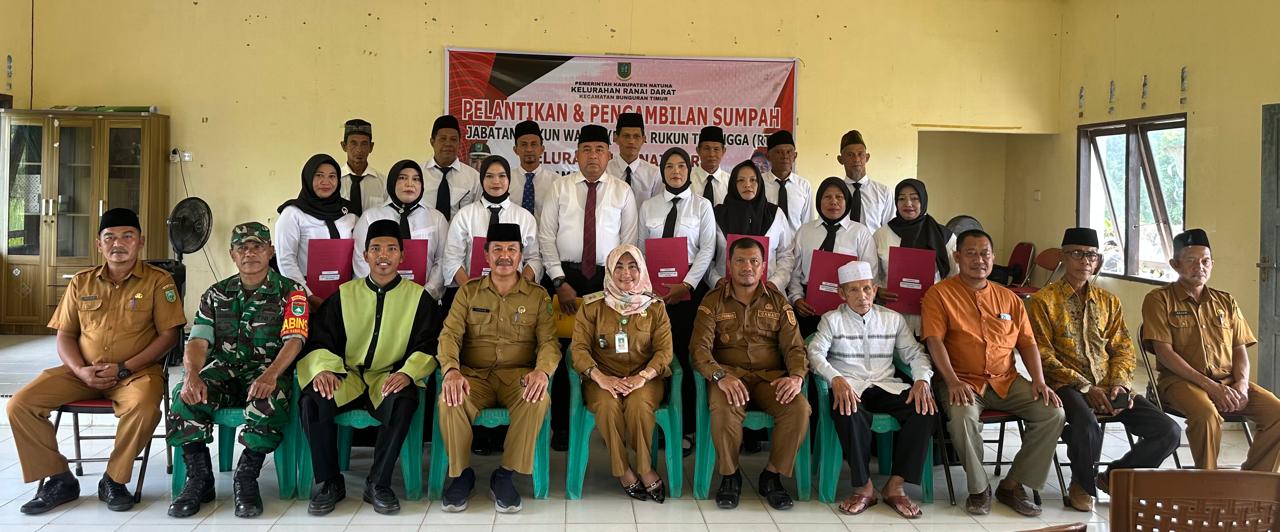 Penghulu KUA Bunguran Timur Kukuhkan Sumpah Jabatan 10 Ketua RT dan 4 Ketua RW Kelurahan Ranai Darat