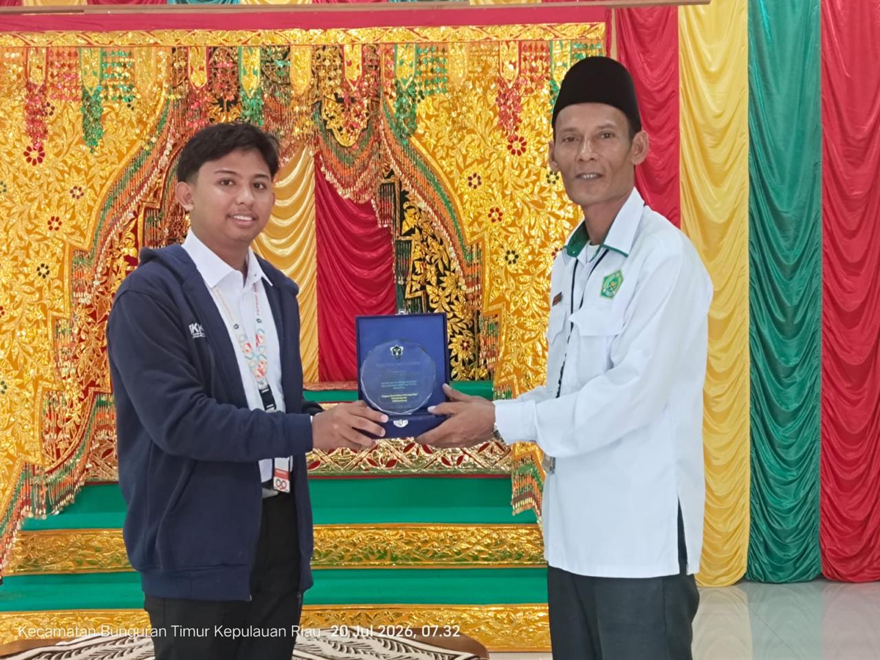 Pererat Silaturahmi Pasca-PKL, Mahasiswa IAIN Pontianak Serahkan Cinderamata ke KUA Bunguran Timur