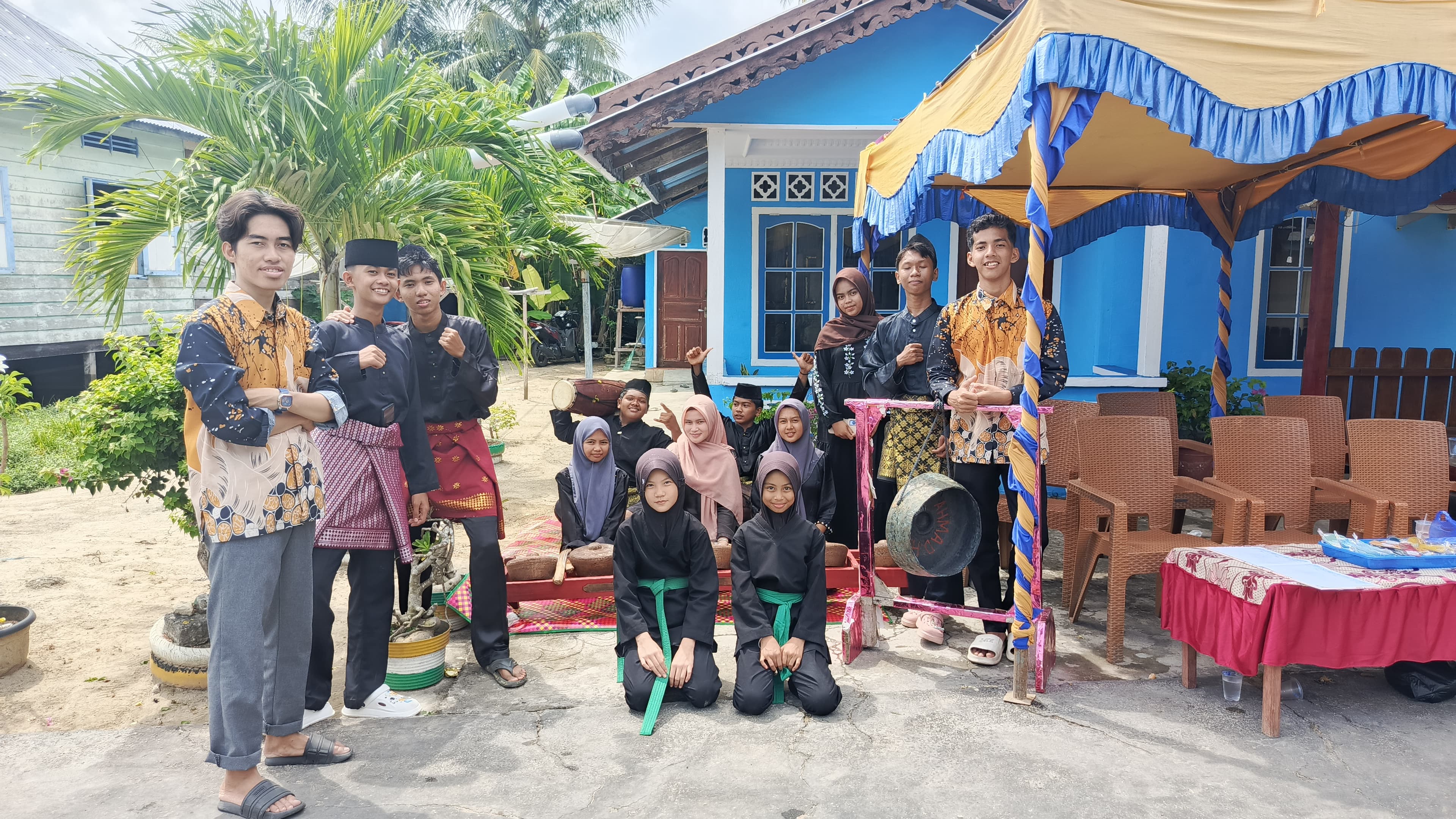 Gabungan MA dan MI Bustanul Ulum Midai Tampilkan Silat Melayu, Meriahkan Penyambutan Pengantin Eva dan Azrol