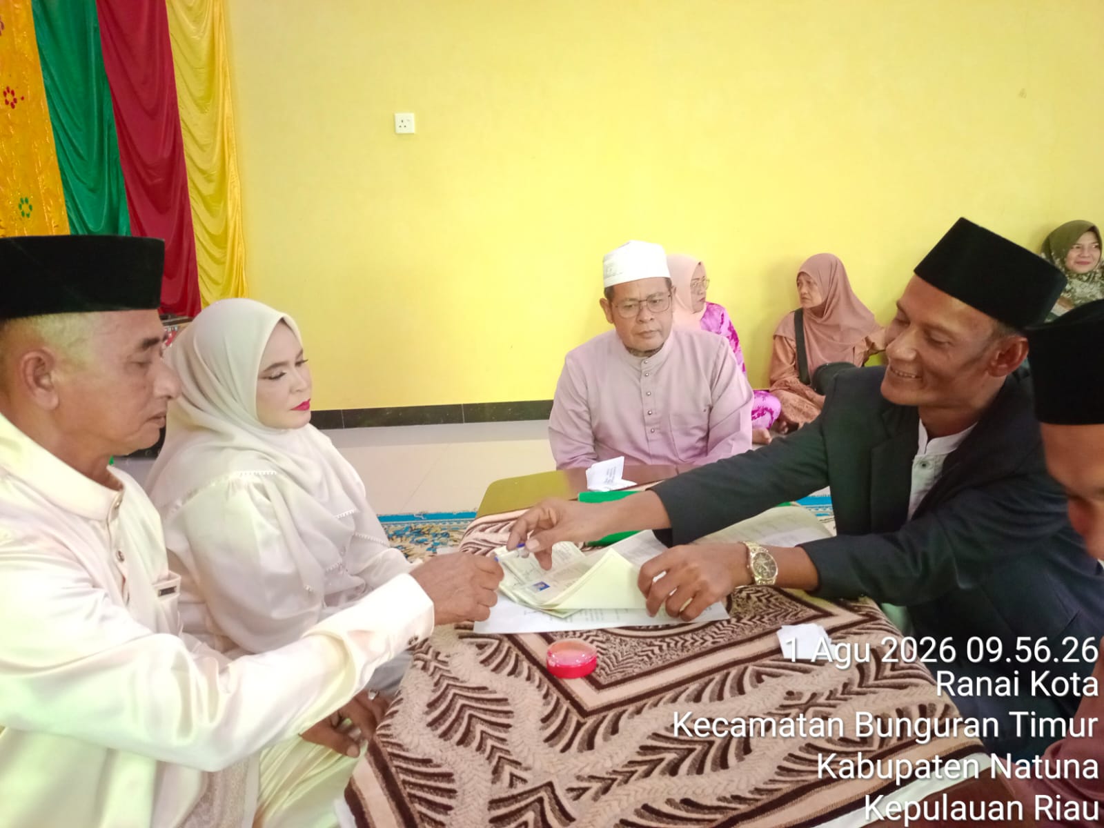 Pimpin Akad Nikah Sabtu Pagi, Kepala KUA Bunguran Timur Sahkan Pernikahan Alfian dan Azrianti