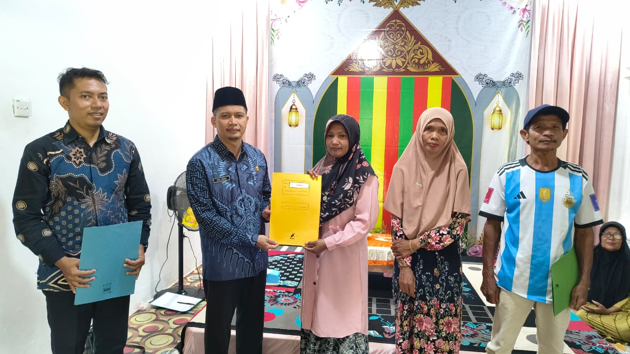 Dorong UMKM Naik Kelas, KUA Bunguran Tengah Serahkan Sertifikat Halal dan NIB