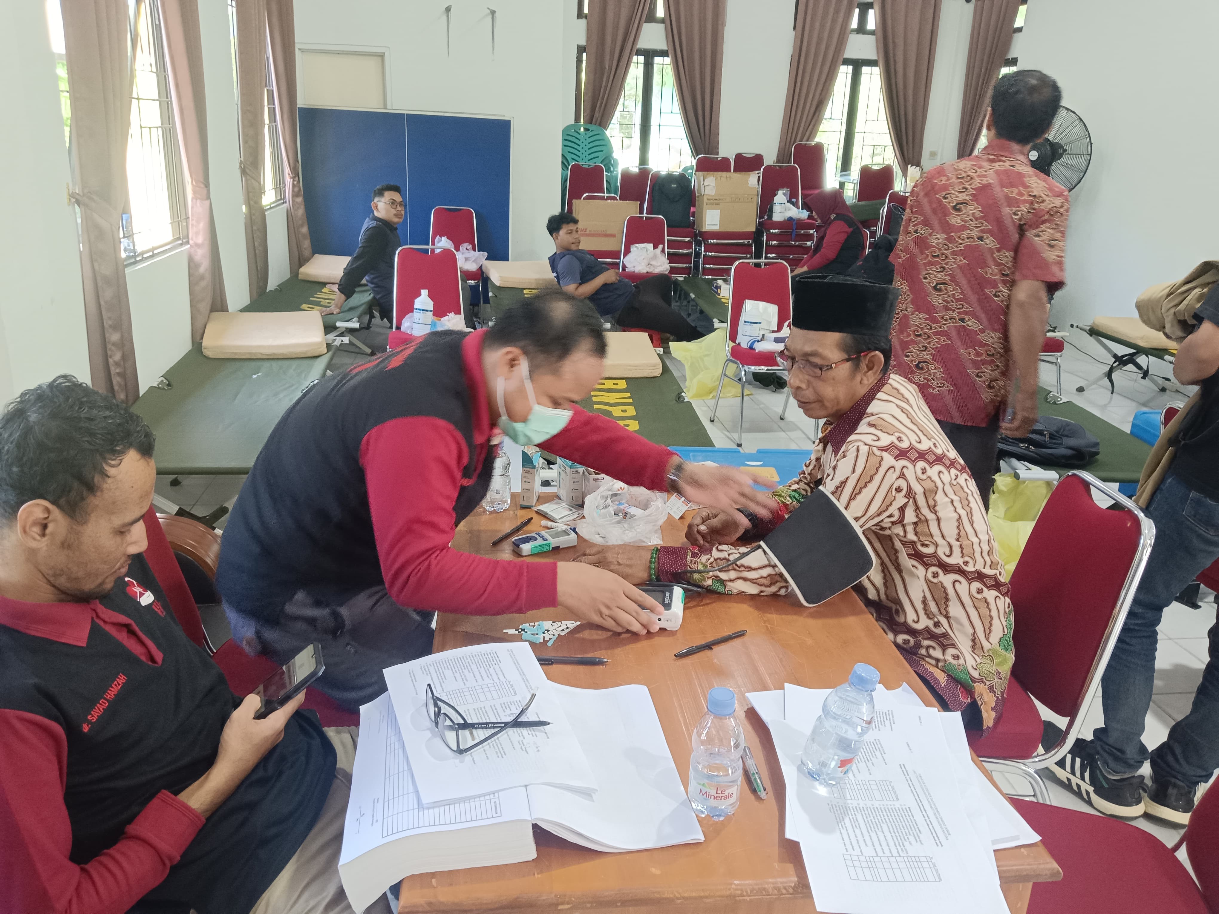 Dukung Aksi Kemanusiaan di Kantor Camat, Perwakilan KUA Bunguran Timur Ikuti Bakti Kesehatan Peringatan HUT RI