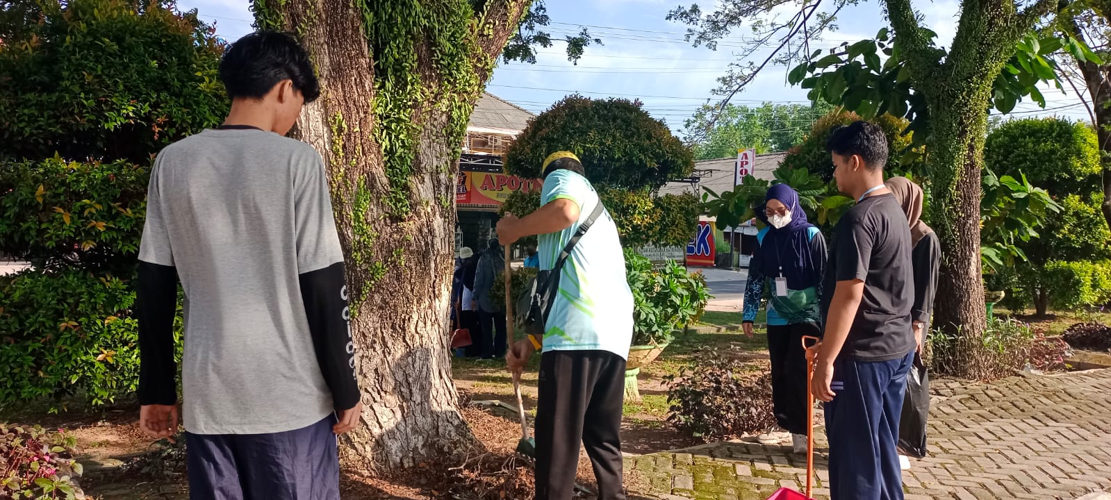 Semarakkan HUT RI Ke-81, KUA Bunguran Timur Boyong Mahasiswa PKL Aksi Bersih Pantai Piwang