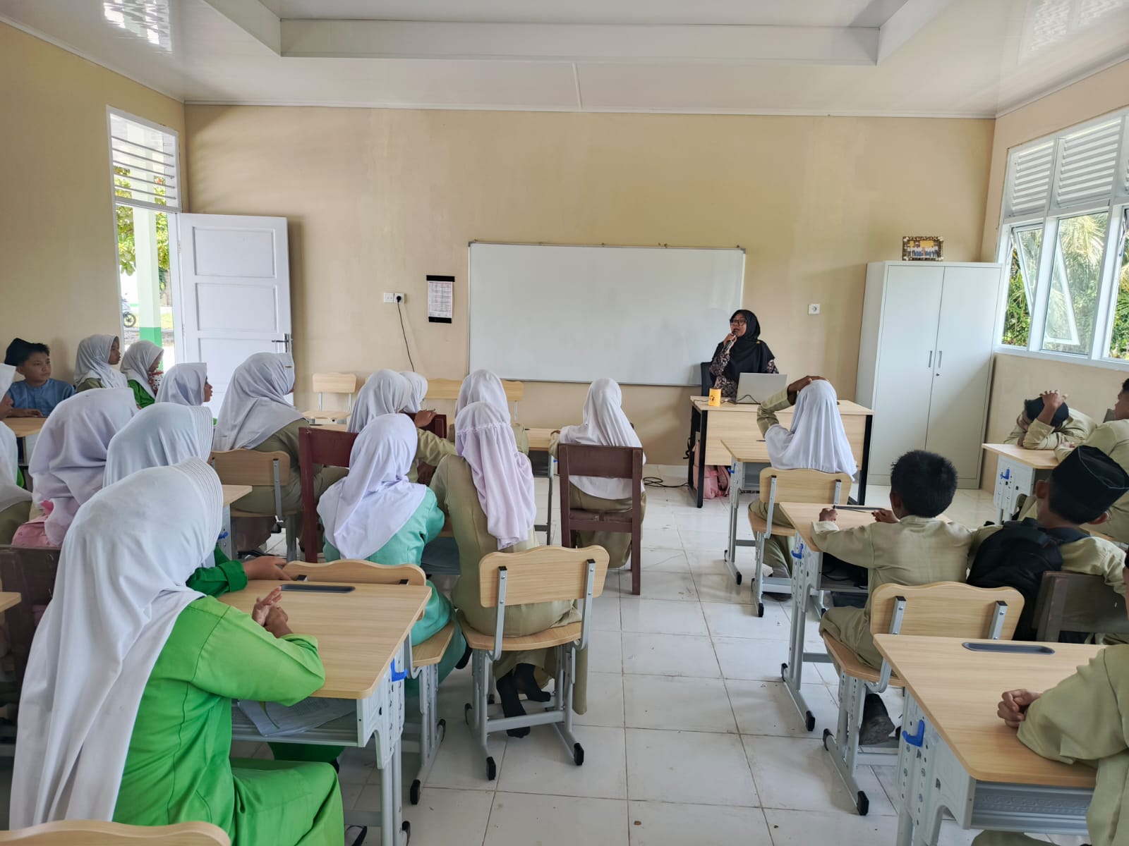 Bentengi Masa Depan Remaja, Penyuluh KUA Bunguran Utara Gelar Edukasi BRUS Soal Pergaulan Bebas di MTs Nur Ichsan
