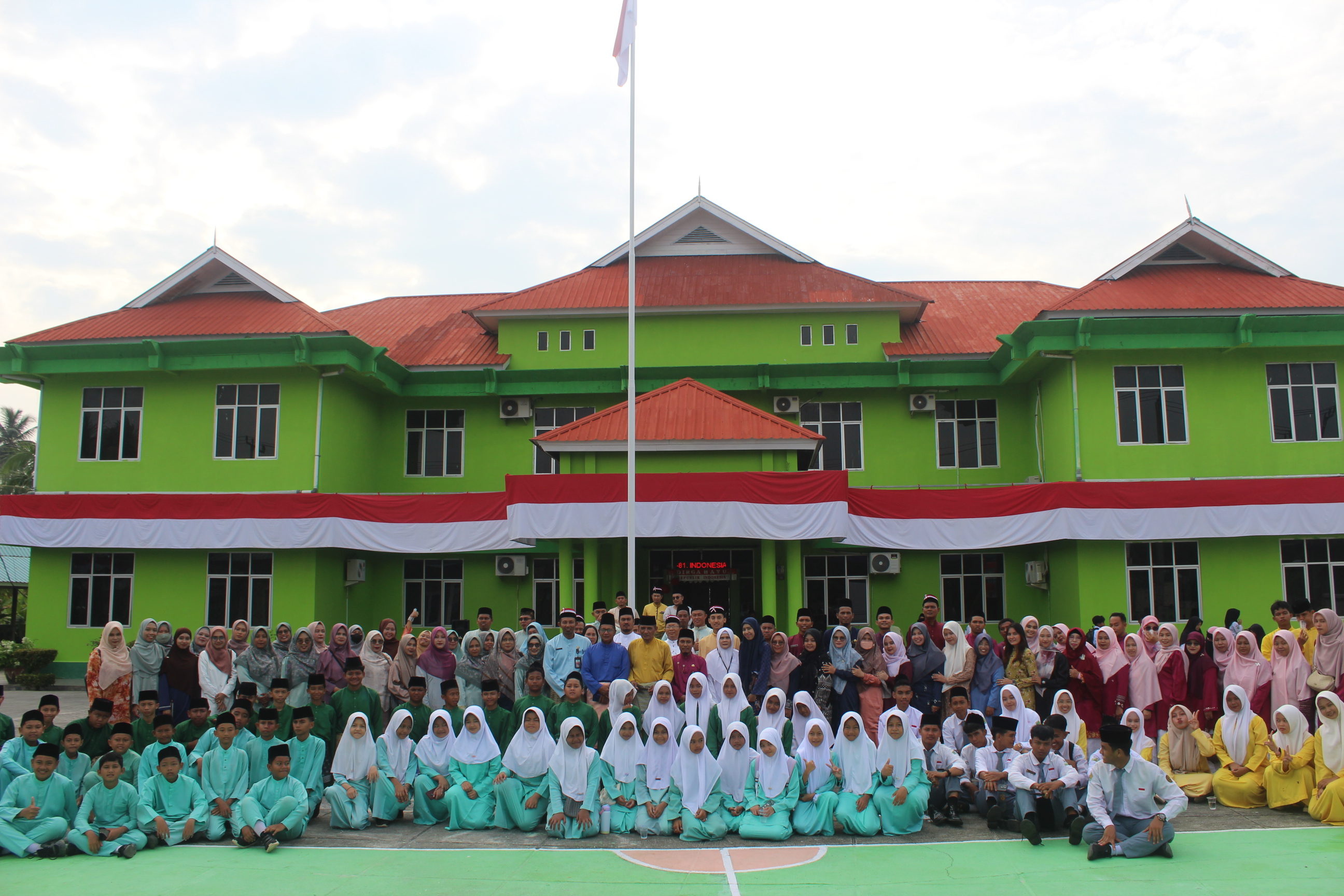 Kompak Berbaju Kurung, Jajaran Kemenag Natuna Khidmat Peringati HUT ke-81 RI