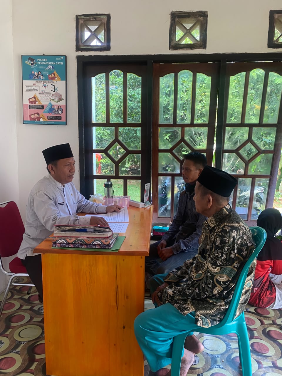 Matangkan Kesiapan Sakral, KUA Bunguran Tengah Berikan Pembekalan untuk Wali Nikah