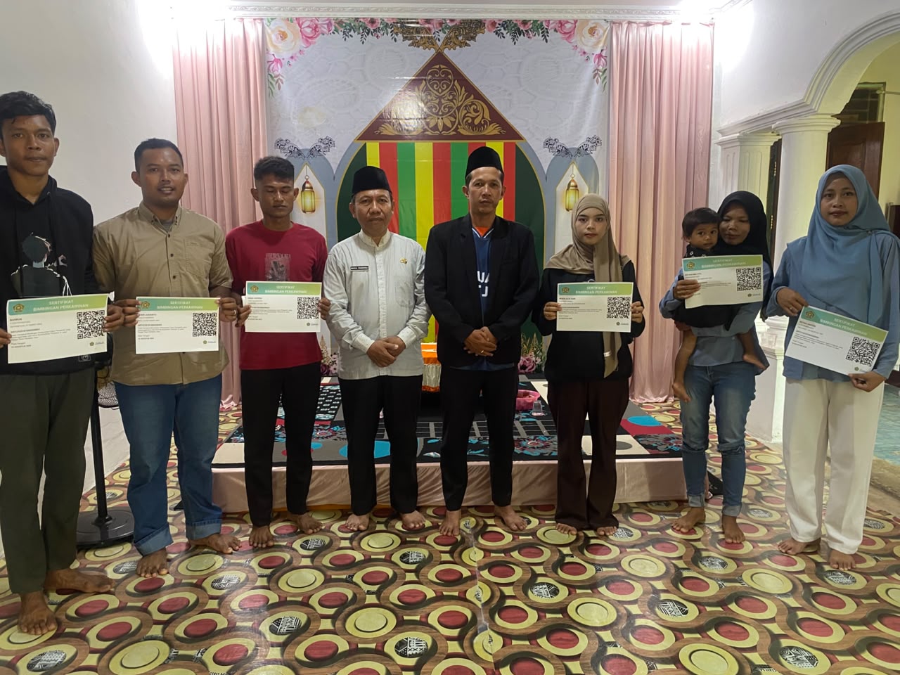 Tuntaskan Pembekalan, KUA Bunguran Tengah Serahkan Sertifikat Bimbingan Perkawinan Kepada Catin