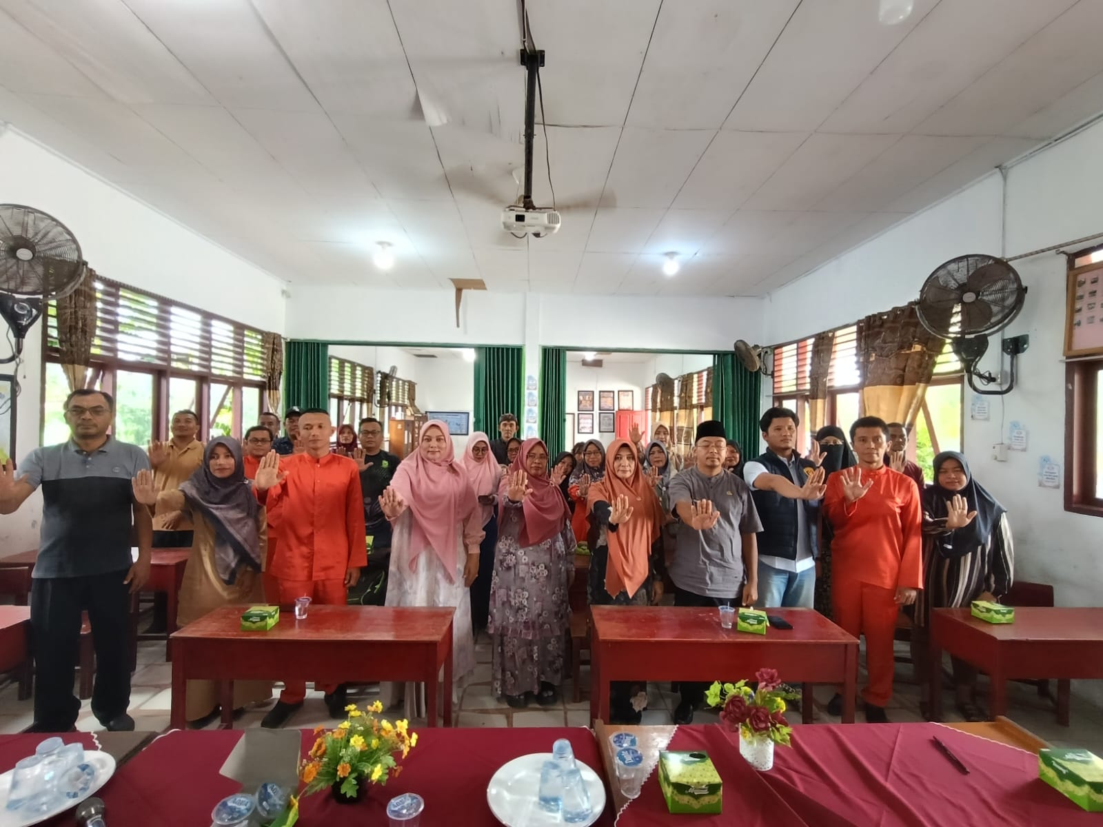 Edukasi Wali Murid di SDN 002 Ranai, Penyuluh KUA Bunguran Timur Sosialisasikan Pencegahan Kekerasan Anak, Bullying, dan Pernikahan Dini