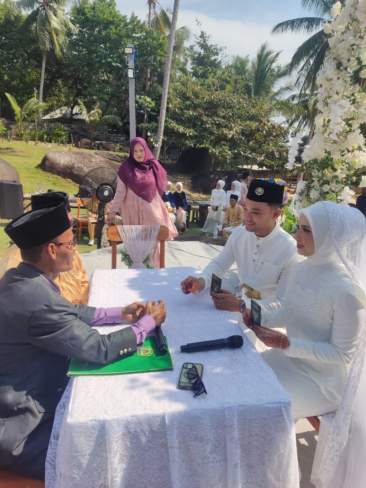 Pimpin Ijab Kabul di Tepi Pantai, Asnawi Resmikan Pernikahan Danang Saifudin dan Intan Aulia Sari