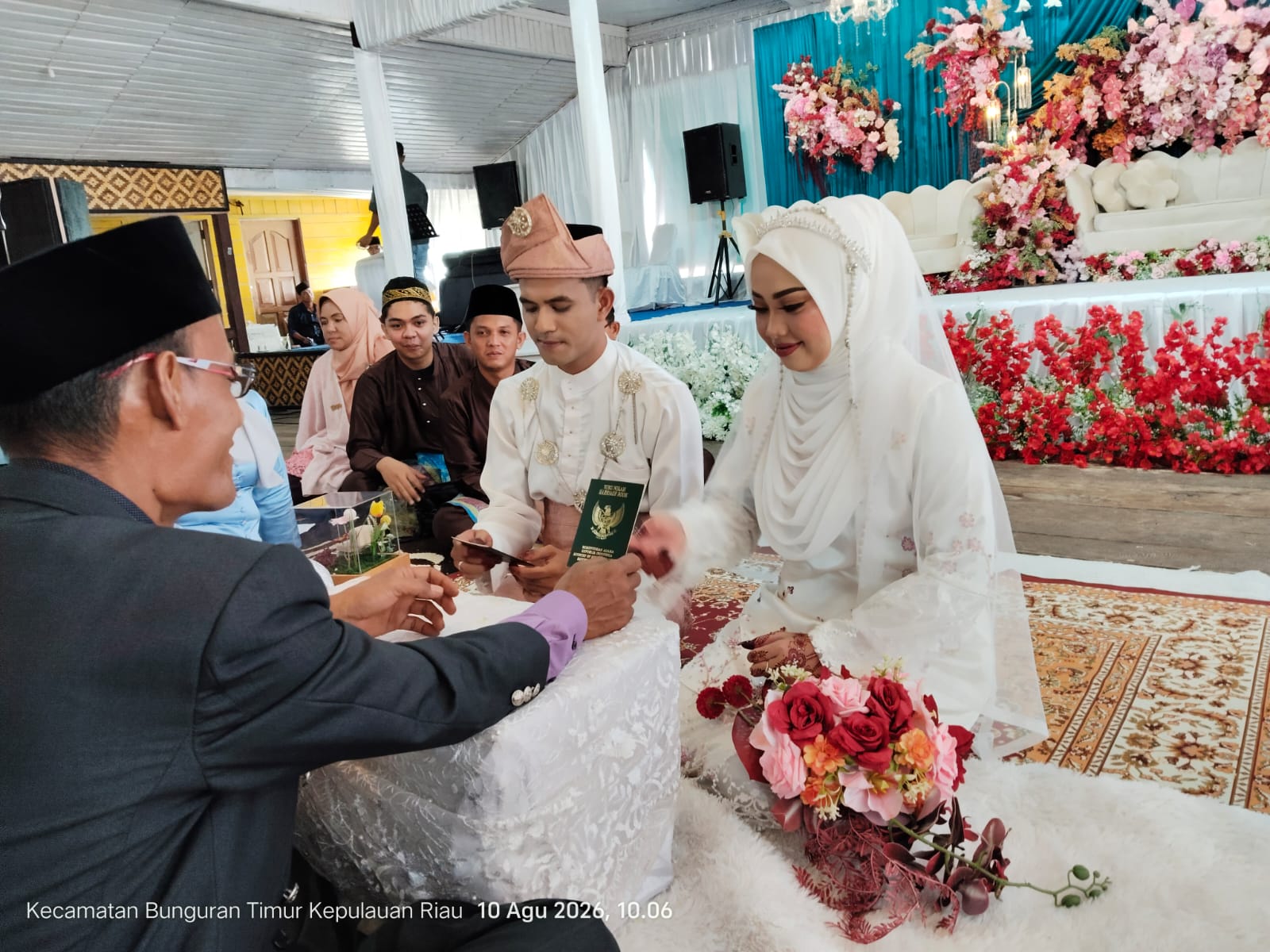 Gelar Pelayanan Luar Kantor di Sisi Basisir, Kepala KUA Bunguran Timur Pimpin Akad Nikah Billi dan Serik