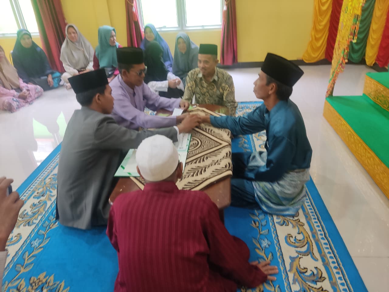 Berlangsung Penuh Rasa Syukur di Balai Nikah, Penghulu KUA Bunguran Timur Ingatkan Pentingnya Saling Menguatkan di Hari Tua