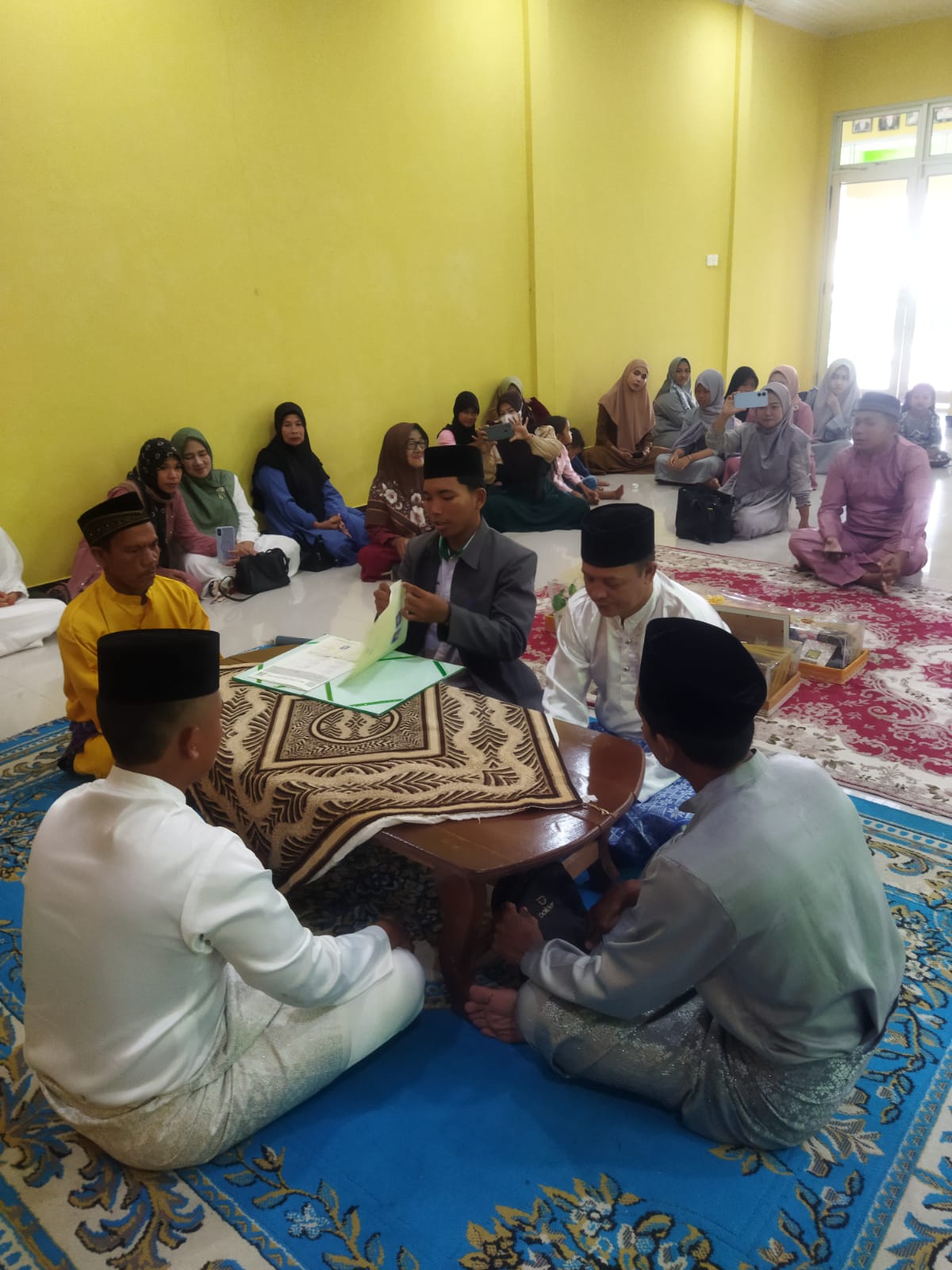 Bimbing Akad Nikah Pasangan Paruh Baya Asal Sepempang, Penghulu KUA Bunguran Timur Sahkan Pernikahan Muslim dan Yuli Hariyanti