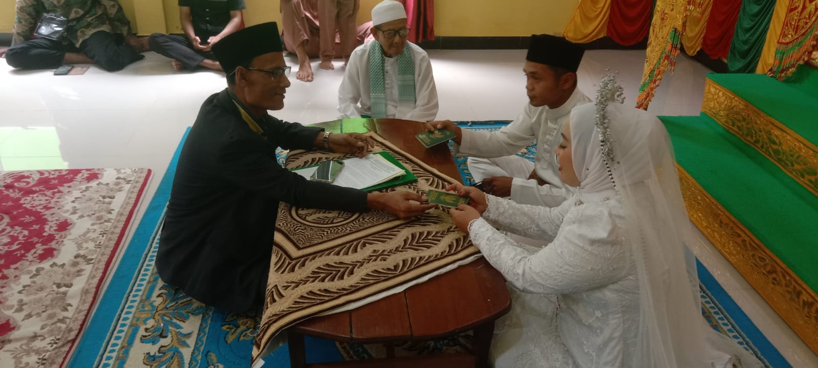 Jumat Pagi Penuh Khidmat di Balai Nikah, Kepala KUA Bunguran Timur Sahkan Pernikahan Agustami dan Santi