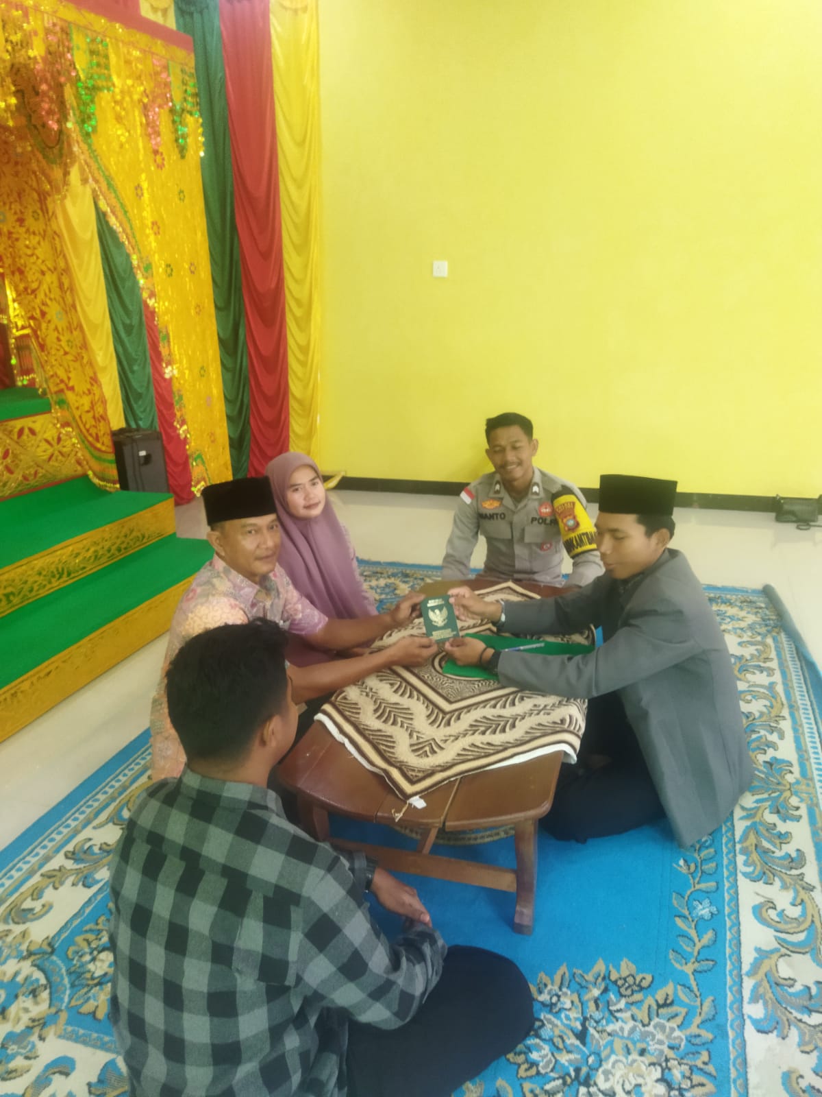 Bimbing Ijab Kabul di Balai Nikah, Penghulu KUA Bunguran Timur Sahkan Pernikahan Ahmad Kamaludin dan Eka Riska