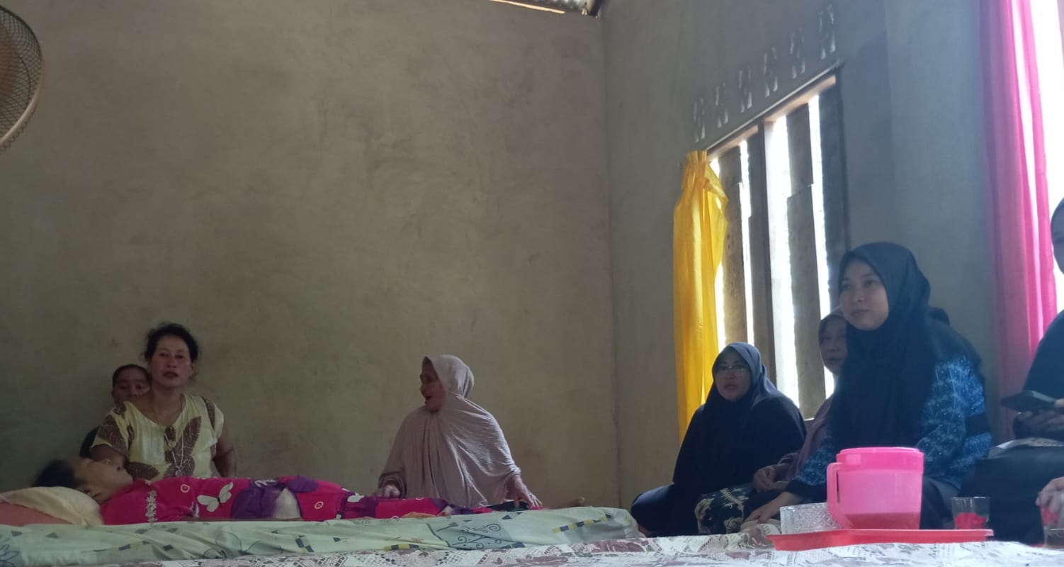 Kepala MA Bustanul Ulum Midai Bersama Dewan Guru dan Staf TU Menjenguk Orang Tua Staf di Gunung Lampu