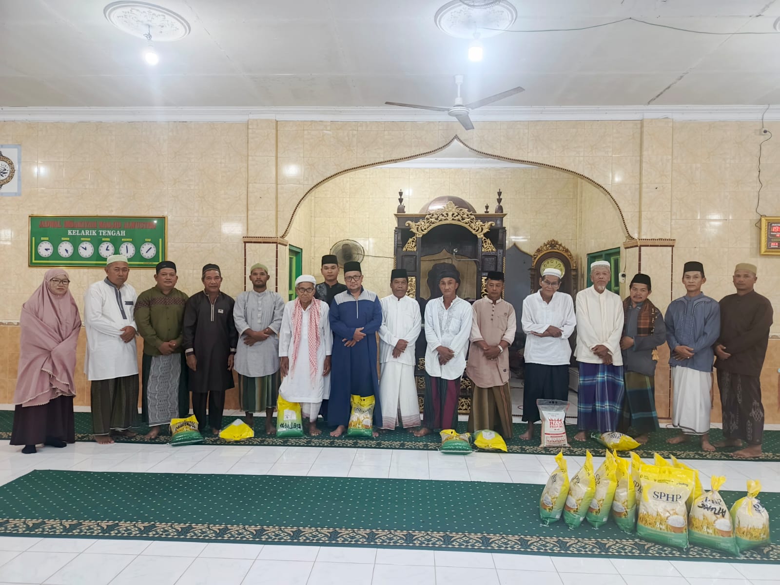 Sentuhan Kepedulian di Perbatasan, KUA Bunguran Utara Gelar MASMANSUR dan Salurkan Beras SEBAKUL