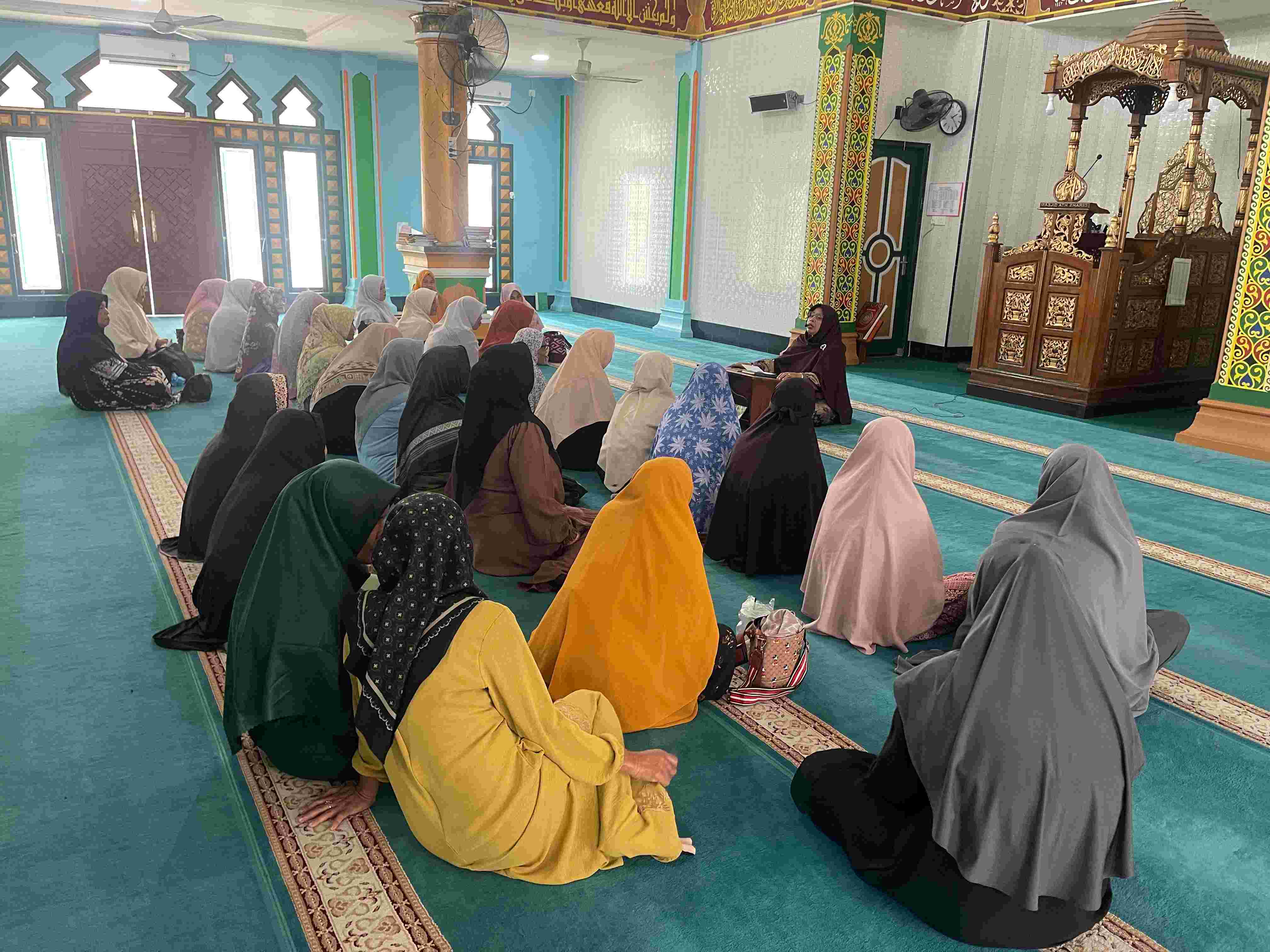 Tingkatkan Kualitas Ruhiyah Kaum Ibu, Penyuluh KUA Bunguran Timur Pimpin Pengajian Rutin di Masjid At-Thoriq Jemengan