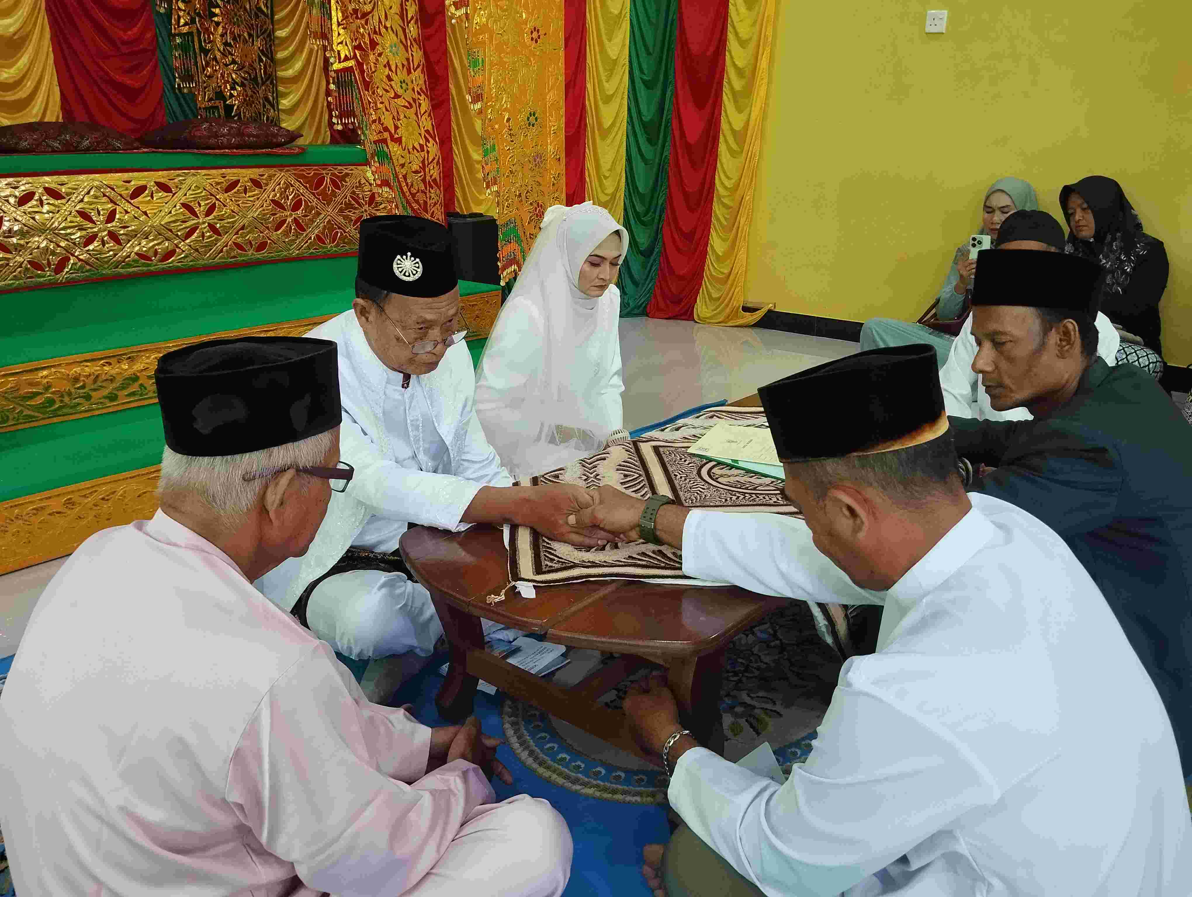 Tuntaskan Pelayanan Legalitas Warga Jumat Pagi, KUA Bunguran Timur Sampaikan Nasihat Ketahanan Rumah Tangga