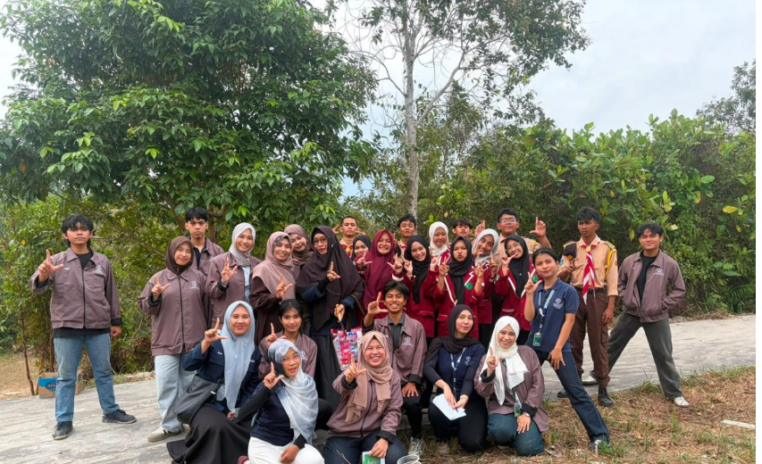 30 Siswa MAN 1 Natuna Ikuti Sosialisasi dan Aksi Tanam Pohon Bersama Sobat Bumi Universitas Pertamina