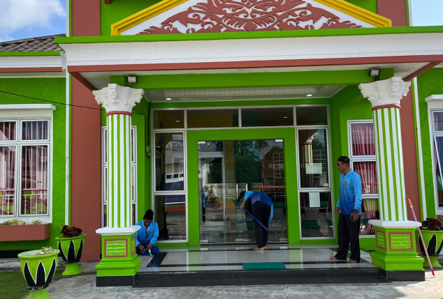 Jaga Kebersihan Kantor, KUA Bunguran Timur Pastikan Layanan Tetap Jalan