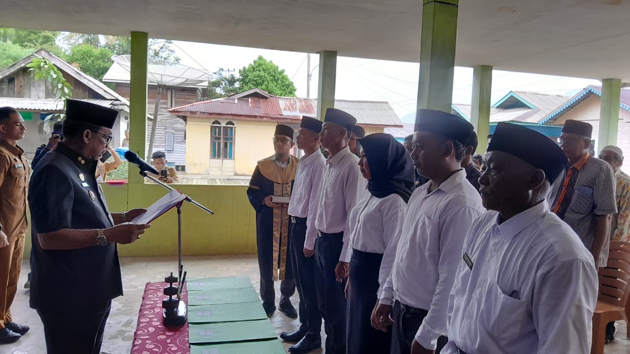 Perkuat Nilai Spiritual, Staf KUA Pulau Tiga Pimpin Doa Pelantikan & Rohaniawan BPD Desa Tanjung Batang